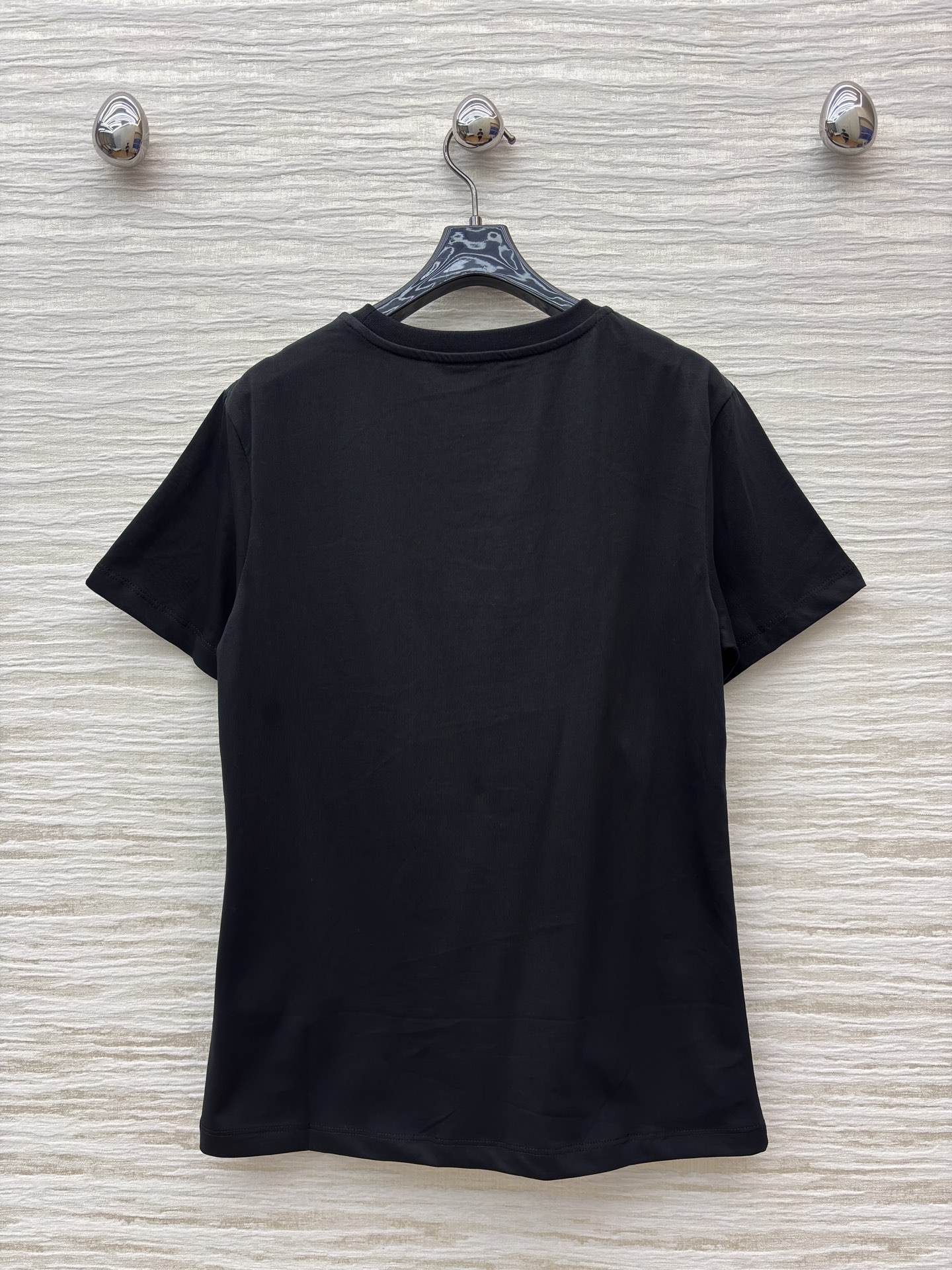 L家 25秋装 猫咪印章 T 恤 设计感拉满 领口金属链点缀+彩色徽章 简约又不失个性 日常搭配牛仔裤或