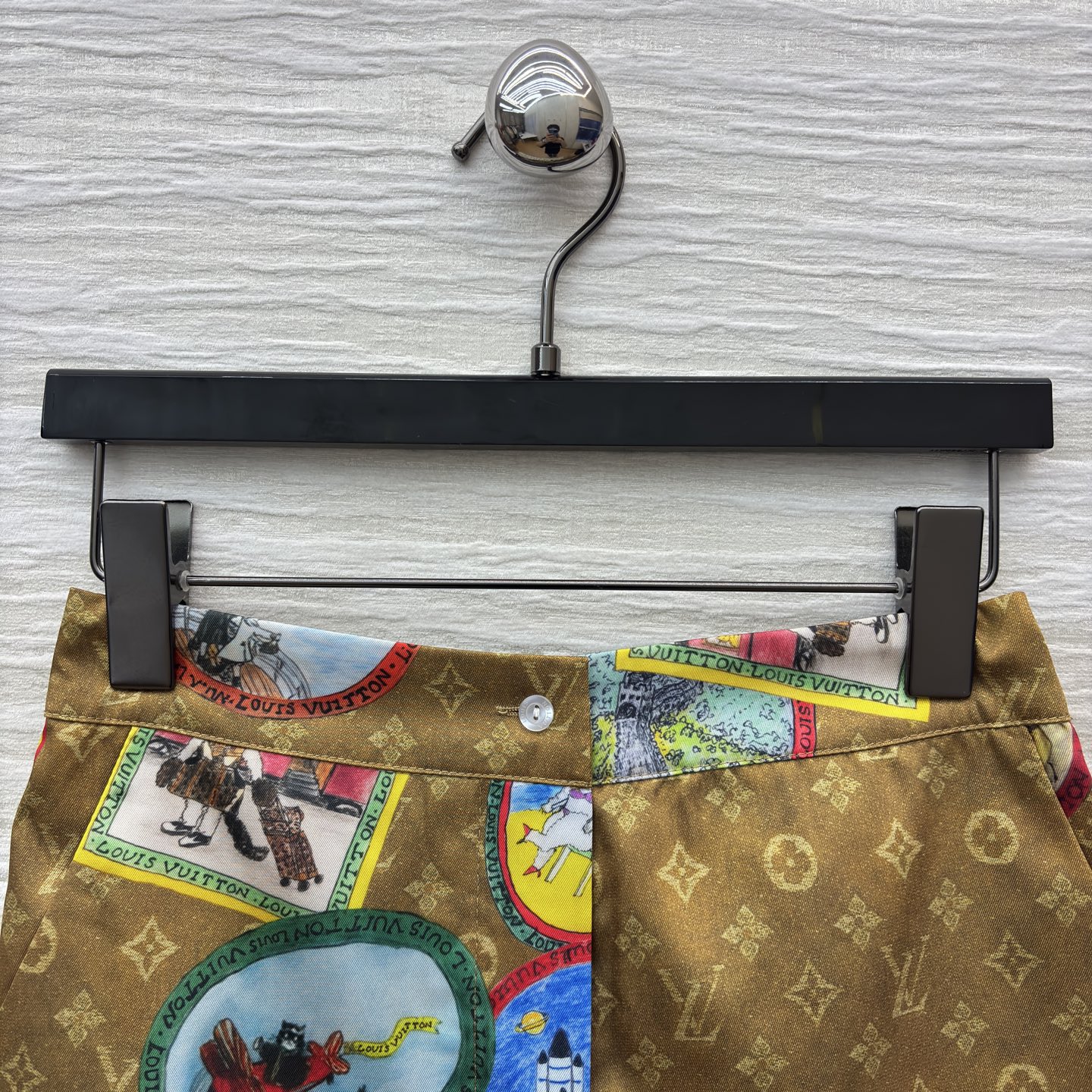 L家 25秋季 字母老花短裤 太有童趣感了 经典老花底衬上满是彩色环球插画 秋夏日穿搭选它 既能穿出高奢