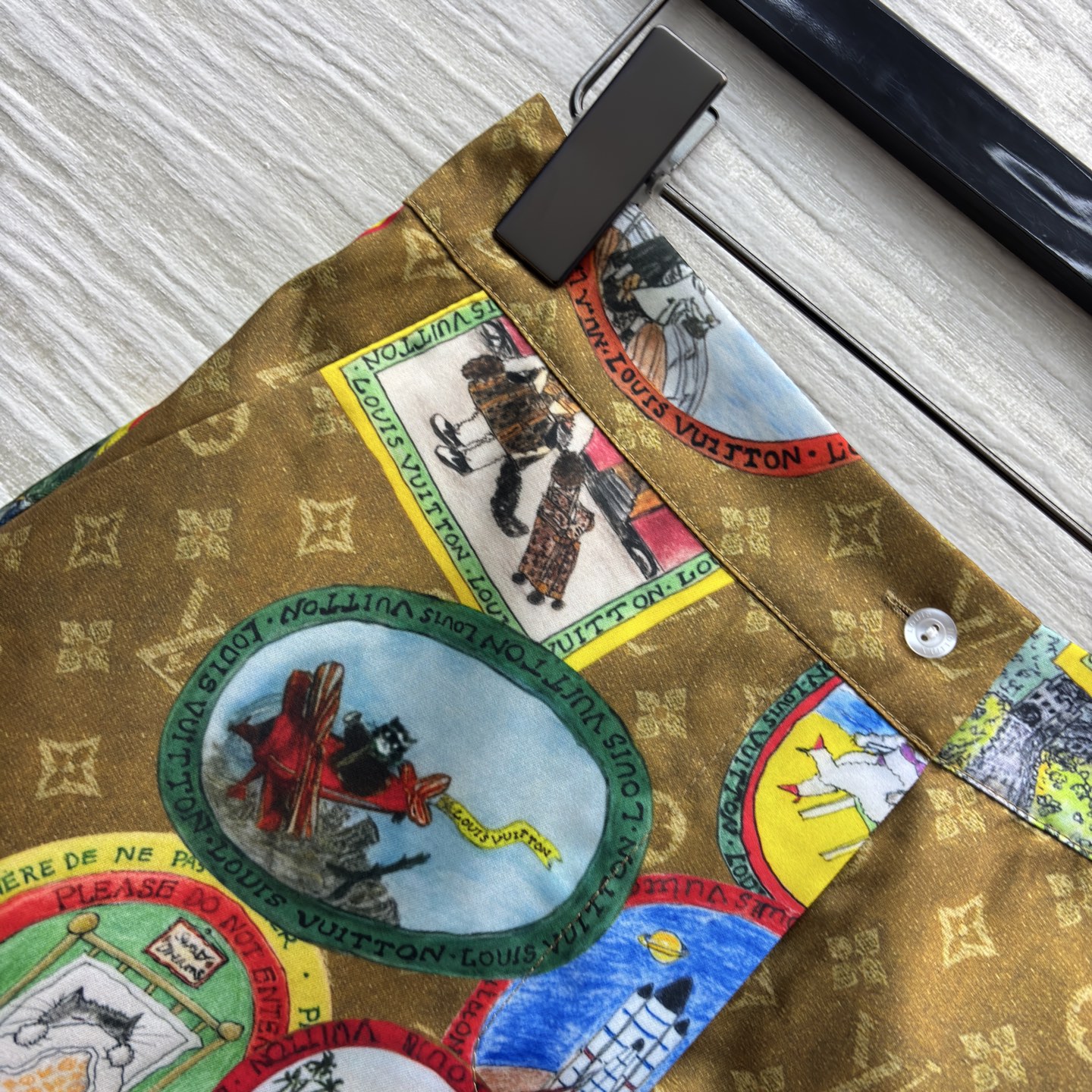 L家 25秋季 字母老花短裤 太有童趣感了 经典老花底衬上满是彩色环球插画 秋夏日穿搭选它 既能穿出高奢