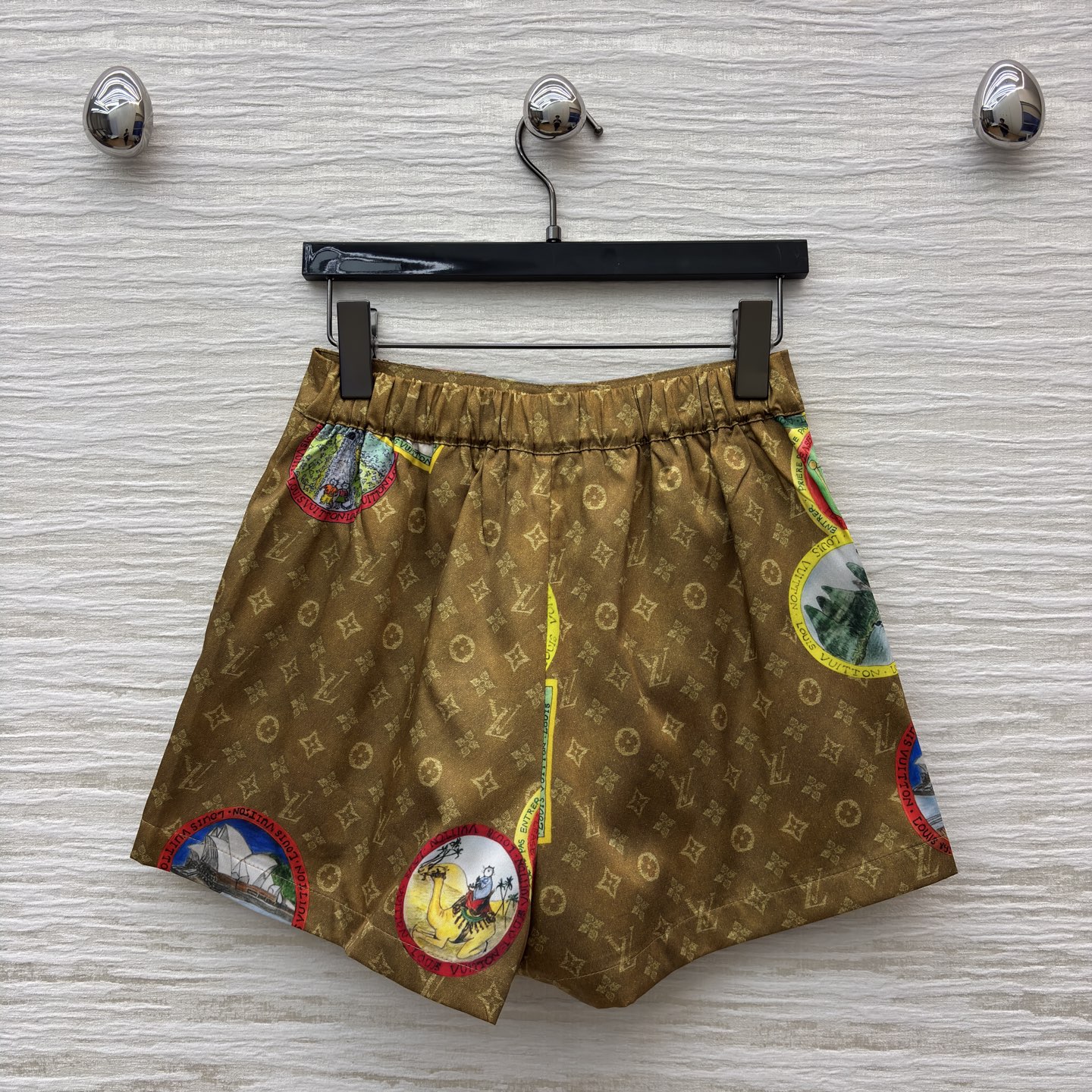 L家 25秋季 字母老花短裤 太有童趣感了 经典老花底衬上满是彩色环球插画 秋夏日穿搭选它 既能穿出高奢