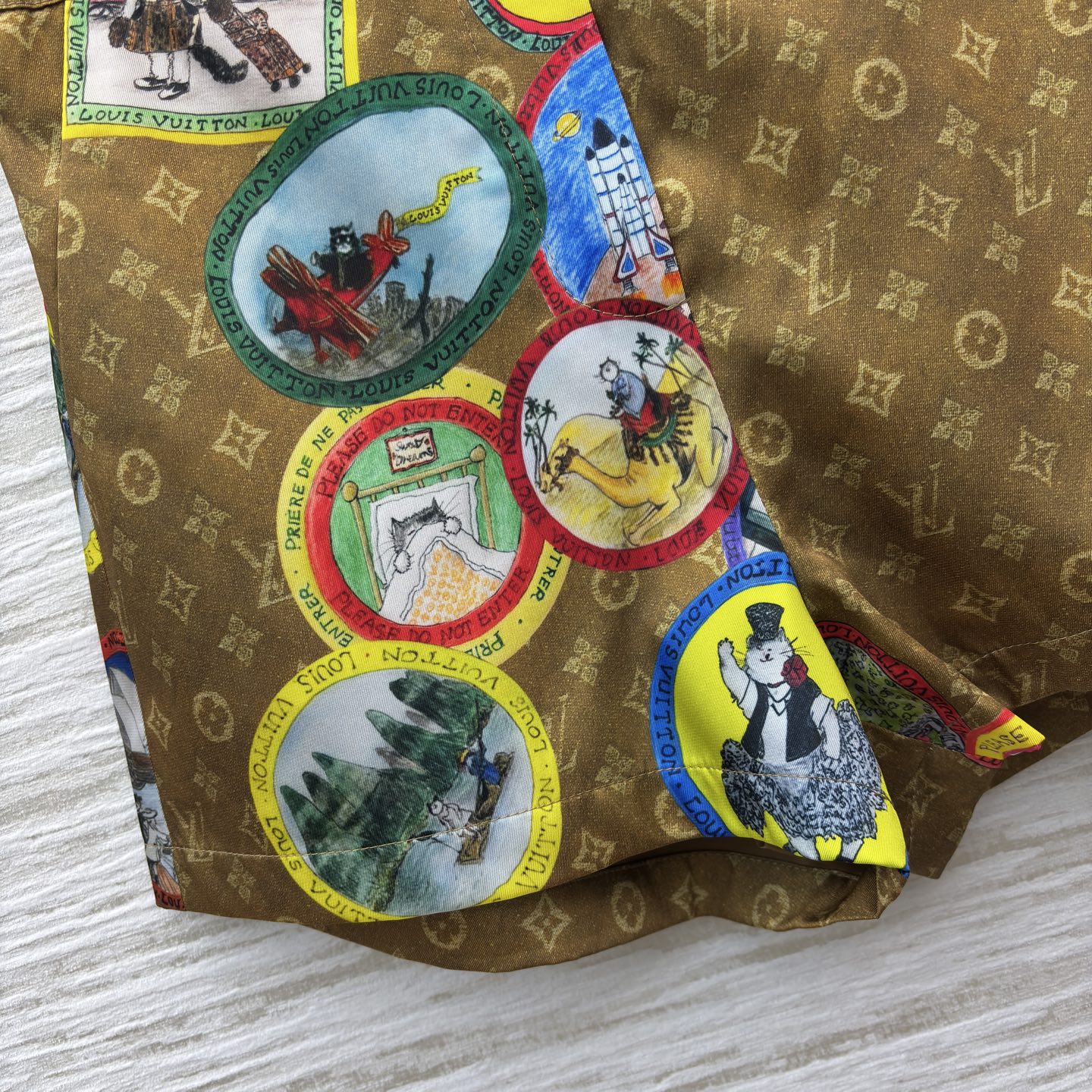 L家 25秋季 字母老花短裤 太有童趣感了 经典老花底衬上满是彩色环球插画 秋夏日穿搭选它 既能穿出高奢