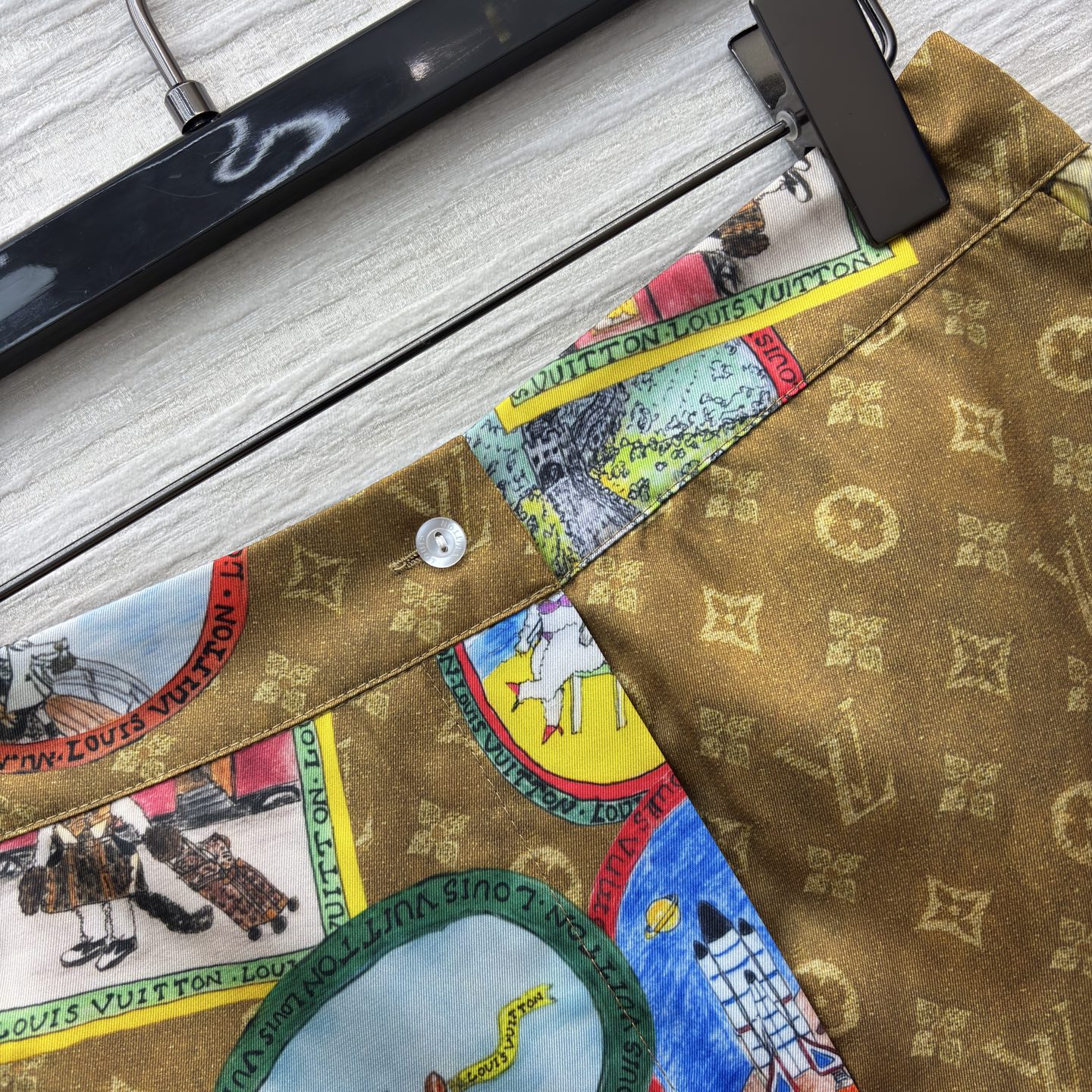 L家 25秋季 字母老花短裤 太有童趣感了 经典老花底衬上满是彩色环球插画 秋夏日穿搭选它 既能穿出高奢