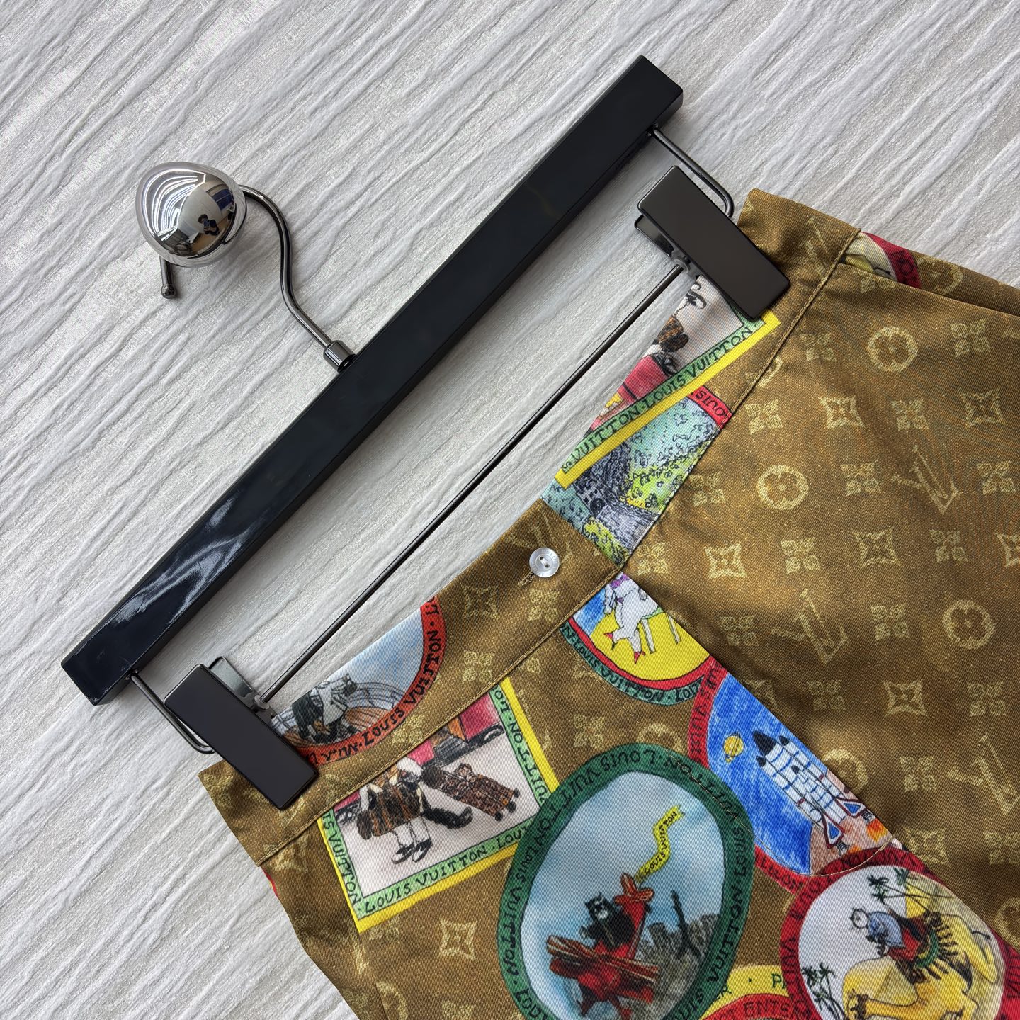 L家 25秋季 字母老花短裤 太有童趣感了 经典老花底衬上满是彩色环球插画 秋夏日穿搭选它 既能穿出高奢