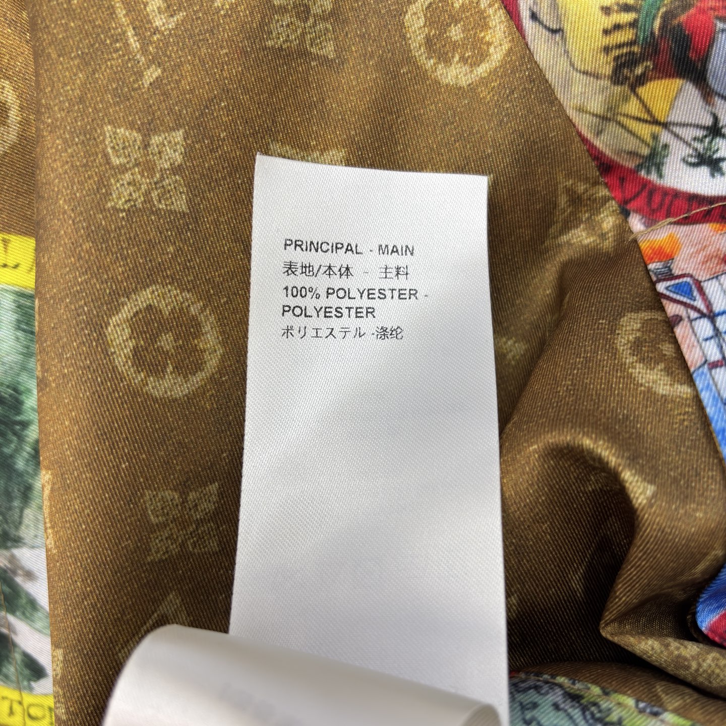 L家 25秋季 字母老花短裤 太有童趣感了 经典老花底衬上满是彩色环球插画 秋夏日穿搭选它 既能穿出高奢