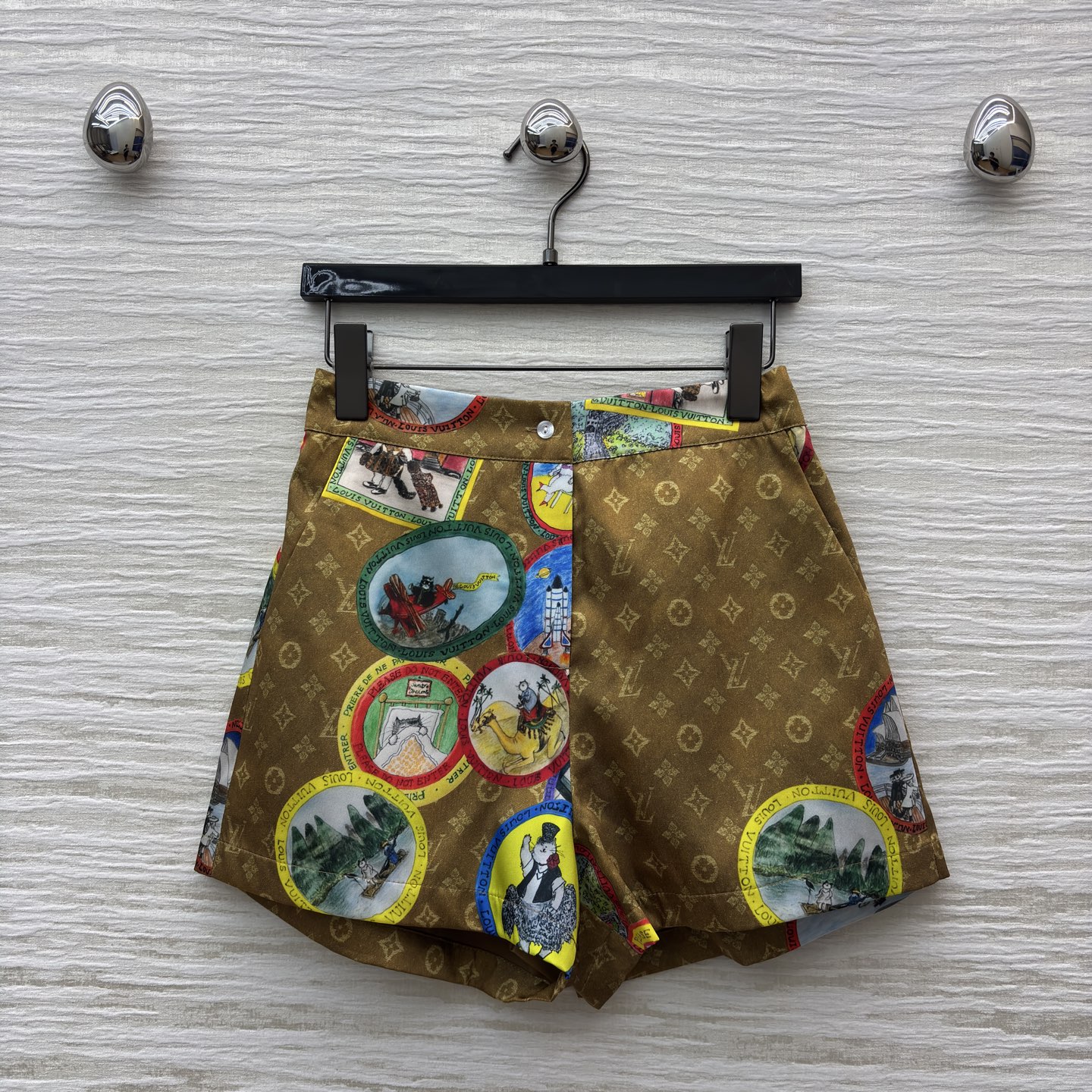 L家 25秋季 字母老花短裤 太有童趣感了 经典老花底衬上满是彩色环球插画 秋夏日穿搭选它 既能穿出高奢