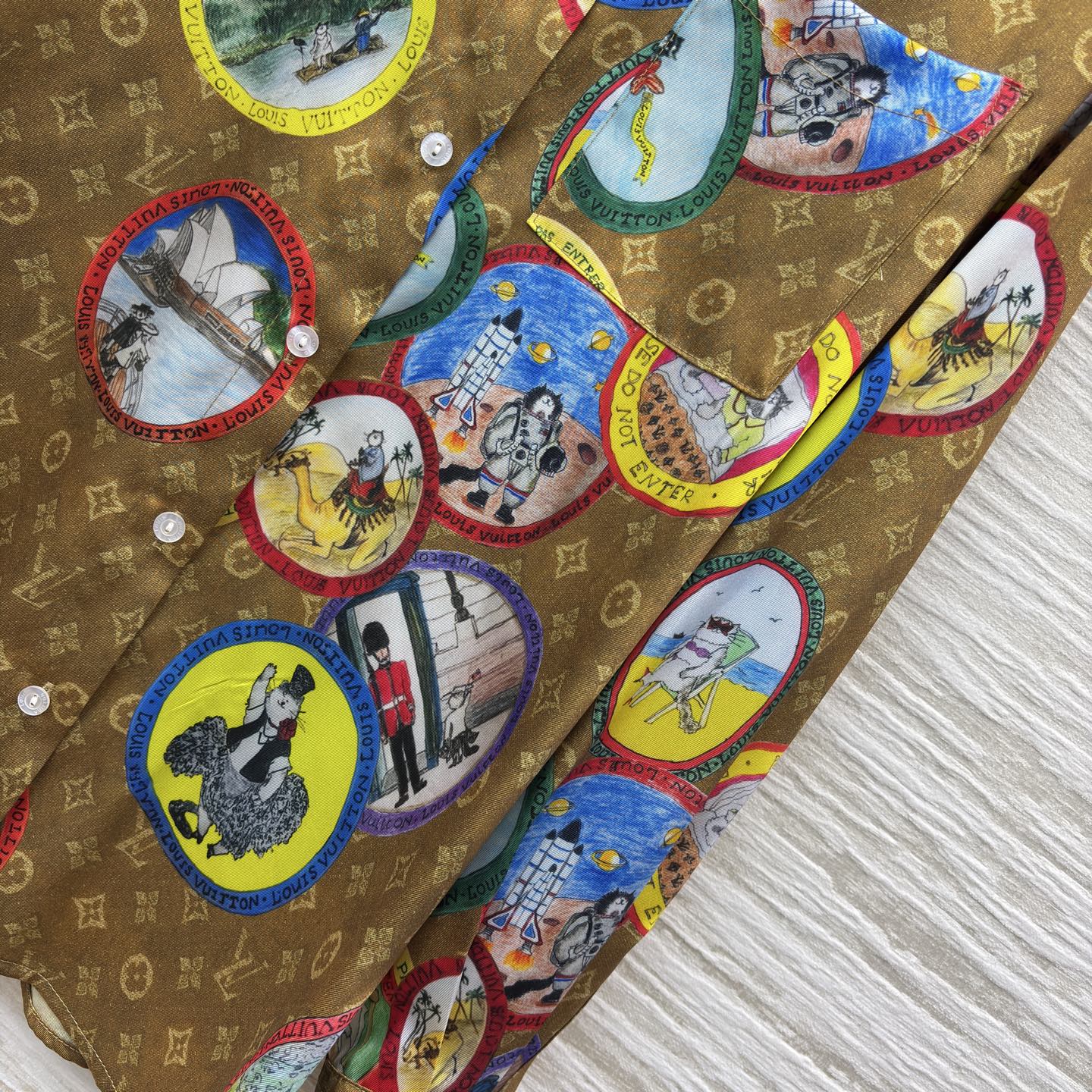 L家25秋冬老花衬衫 绝了 经典老花底铺满彩色环球插画 复古又潮酷 不管是单穿还是叠搭 都能轻松穿出艺术