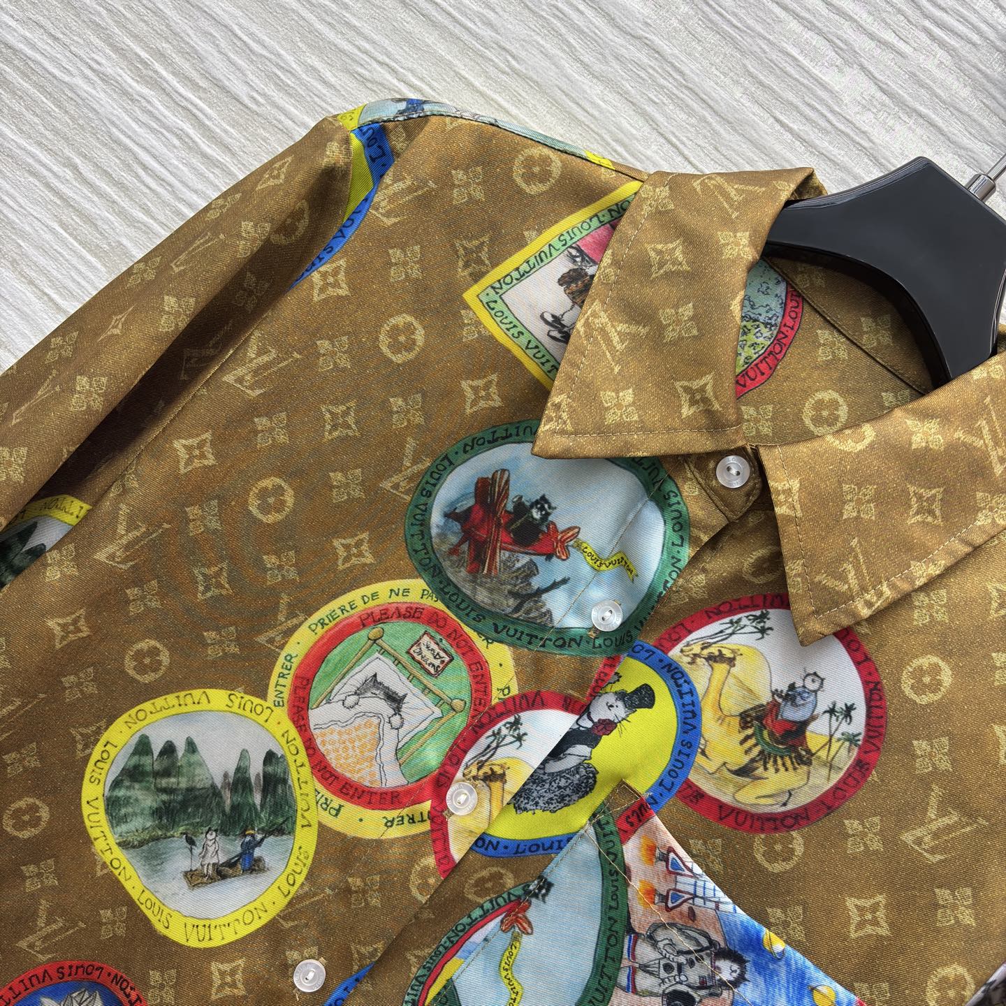 L家25秋冬老花衬衫 绝了 经典老花底铺满彩色环球插画 复古又潮酷 不管是单穿还是叠搭 都能轻松穿出艺术