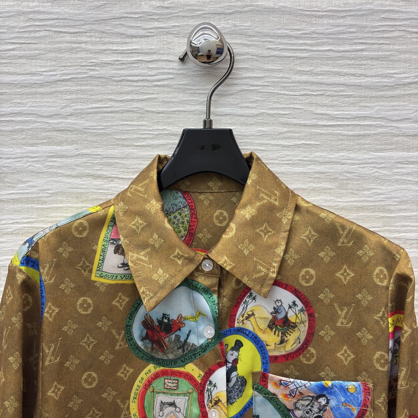 L家25秋冬老花衬衫 绝了 经典老花底铺满彩色环球插画 复古又潮酷 不管是单穿还是叠搭 都能轻松穿出艺术