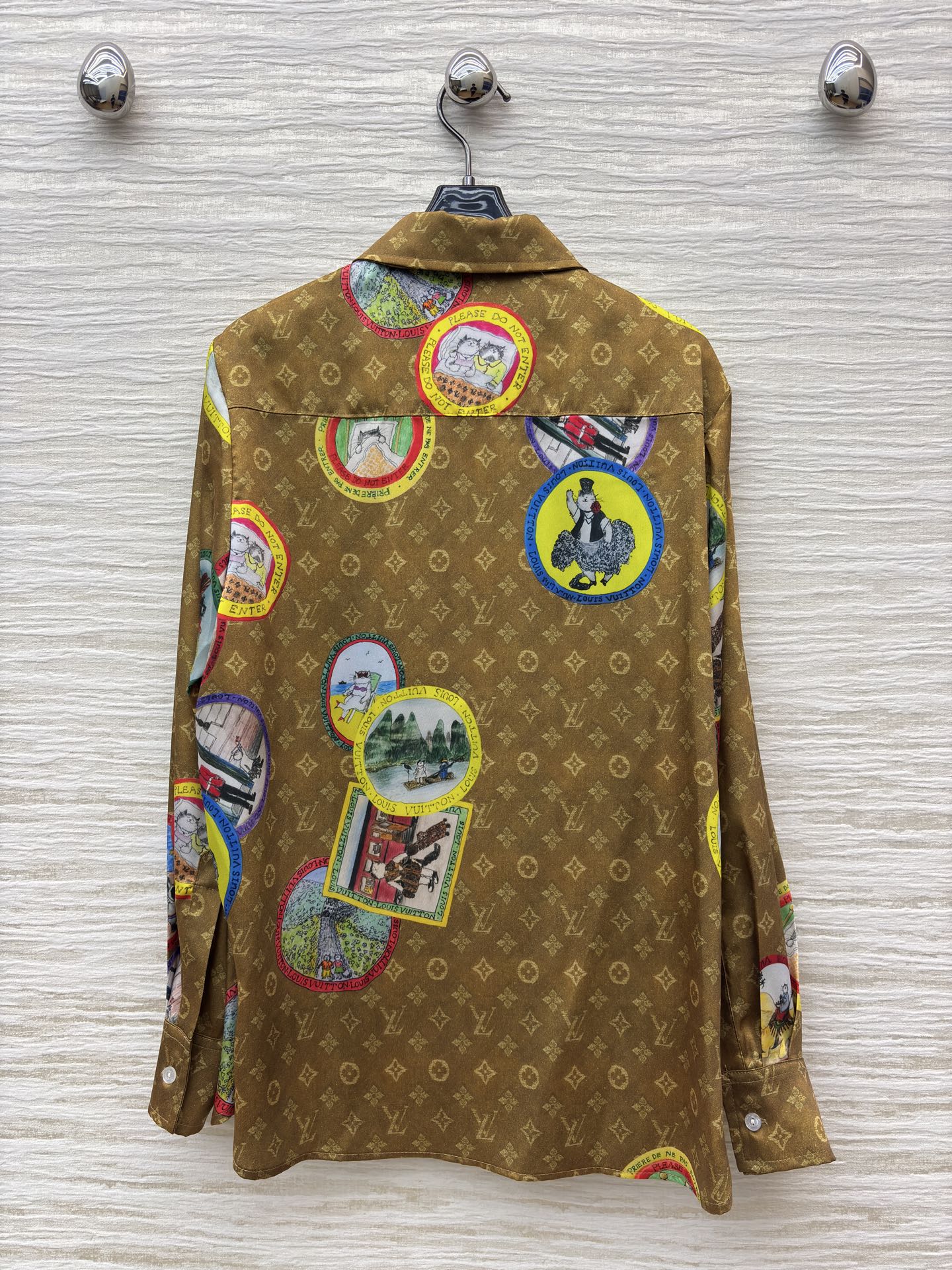 L家25秋冬老花衬衫 绝了 经典老花底铺满彩色环球插画 复古又潮酷 不管是单穿还是叠搭 都能轻松穿出艺术