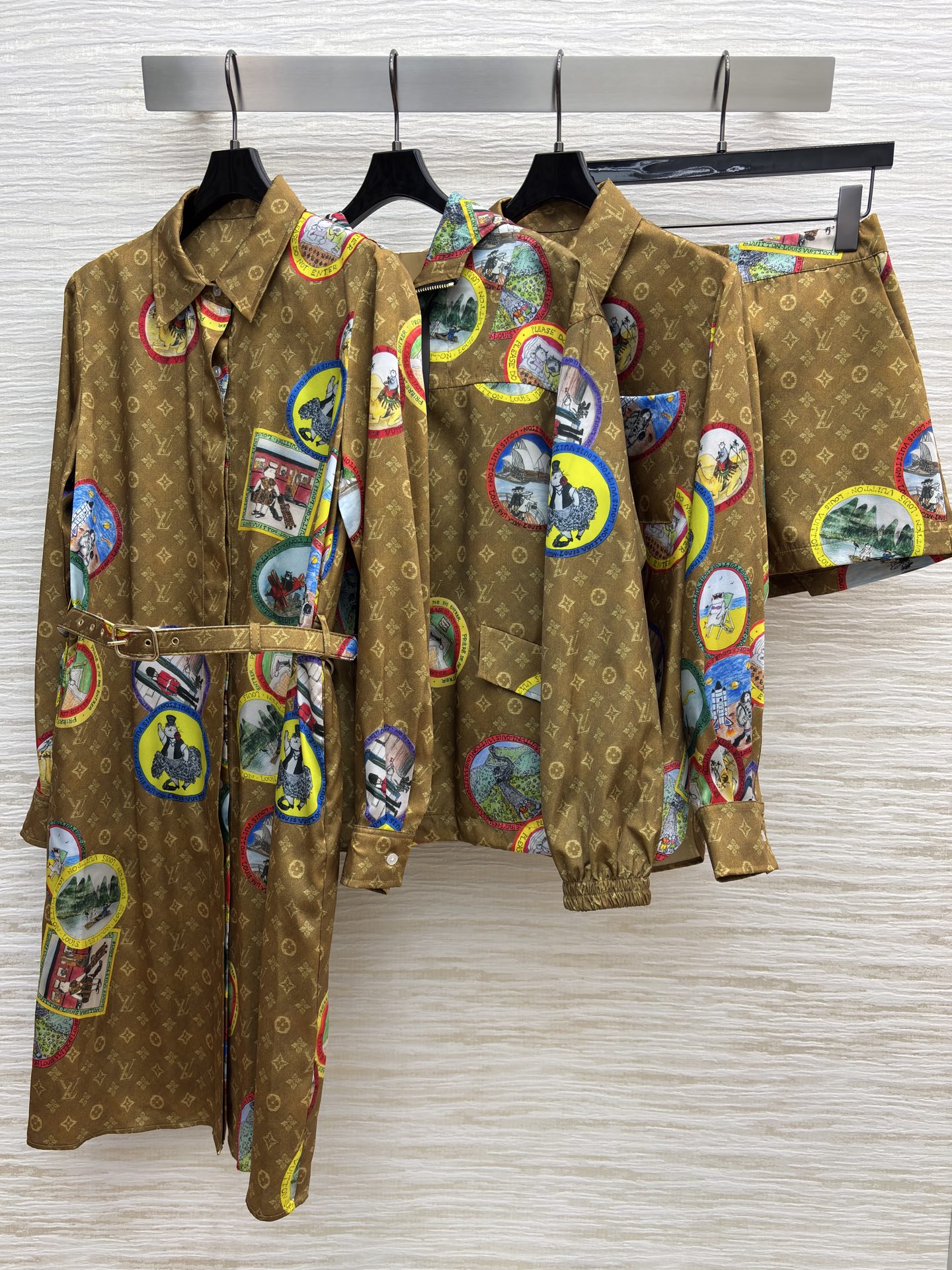 L家25秋冬老花衬衫 绝了 经典老花底铺满彩色环球插画 复古又潮酷 不管是单穿还是叠搭 都能轻松穿出艺术