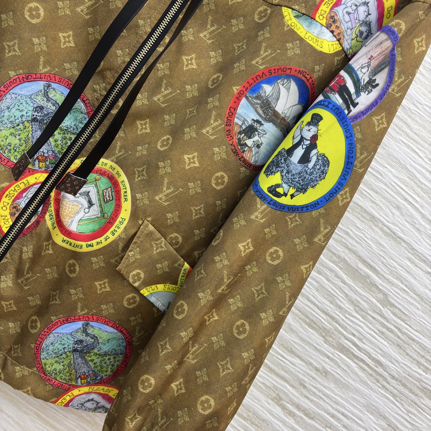 L家 25秋冬 字母连帽夹克 太有设计感了 经典老花融合多彩环球插画 连帽设计休闲又时髦 潮流与奢华感直