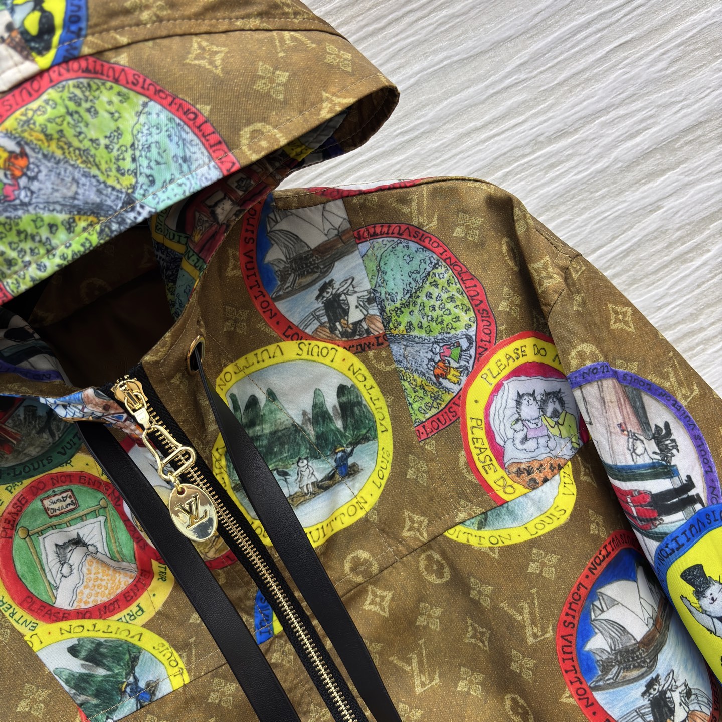 L家 25秋冬 字母连帽夹克 太有设计感了 经典老花融合多彩环球插画 连帽设计休闲又时髦 潮流与奢华感直