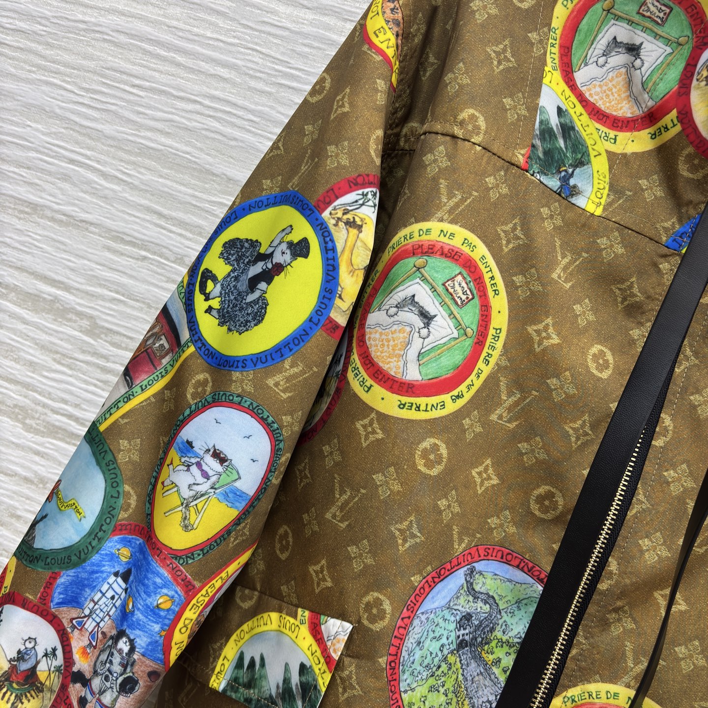 L家 25秋冬 字母连帽夹克 太有设计感了 经典老花融合多彩环球插画 连帽设计休闲又时髦 潮流与奢华感直