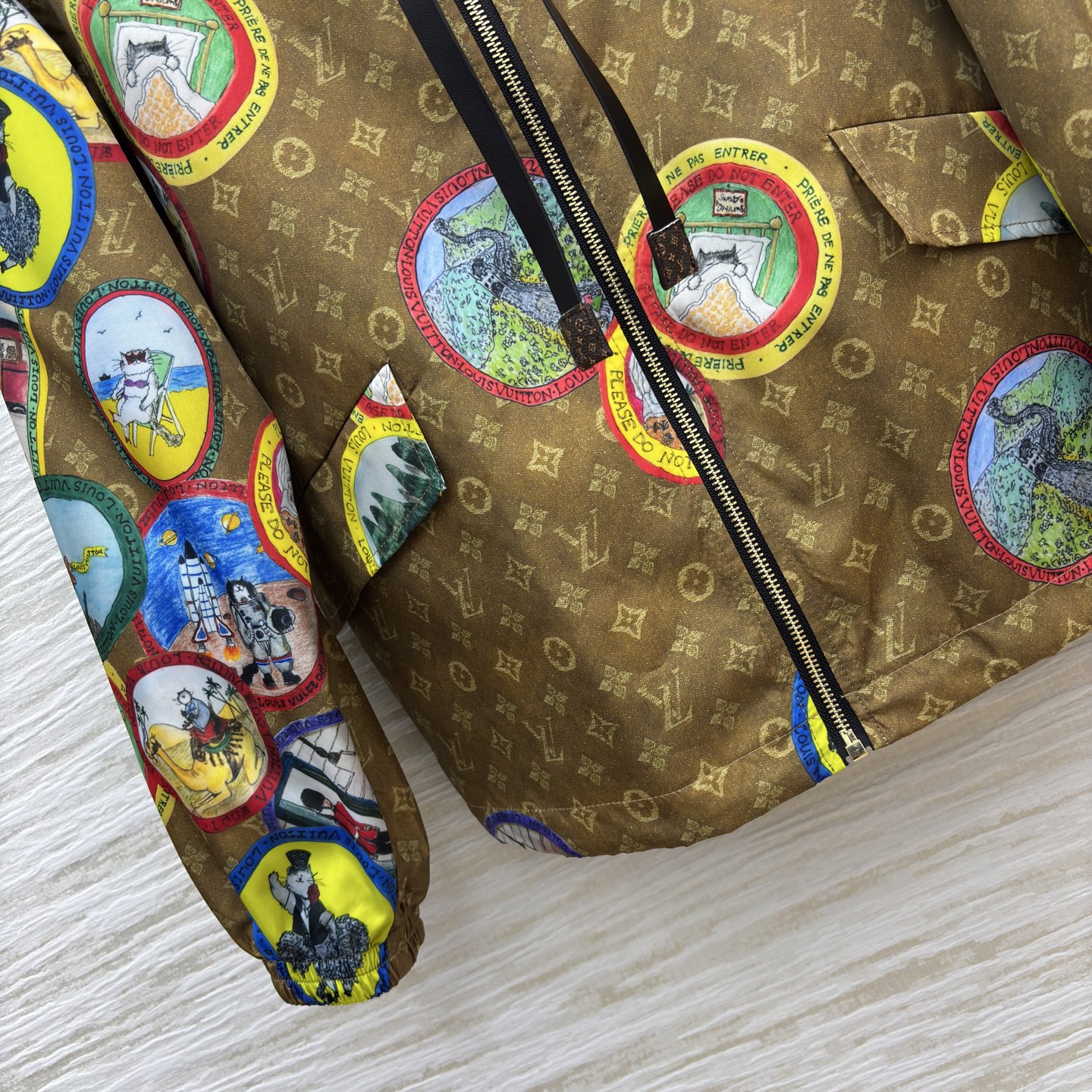 L家 25秋冬 字母连帽夹克 太有设计感了 经典老花融合多彩环球插画 连帽设计休闲又时髦 潮流与奢华感直