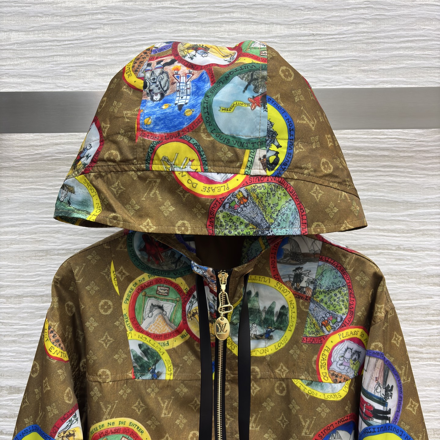 L家 25秋冬 字母连帽夹克 太有设计感了 经典老花融合多彩环球插画 连帽设计休闲又时髦 潮流与奢华感直