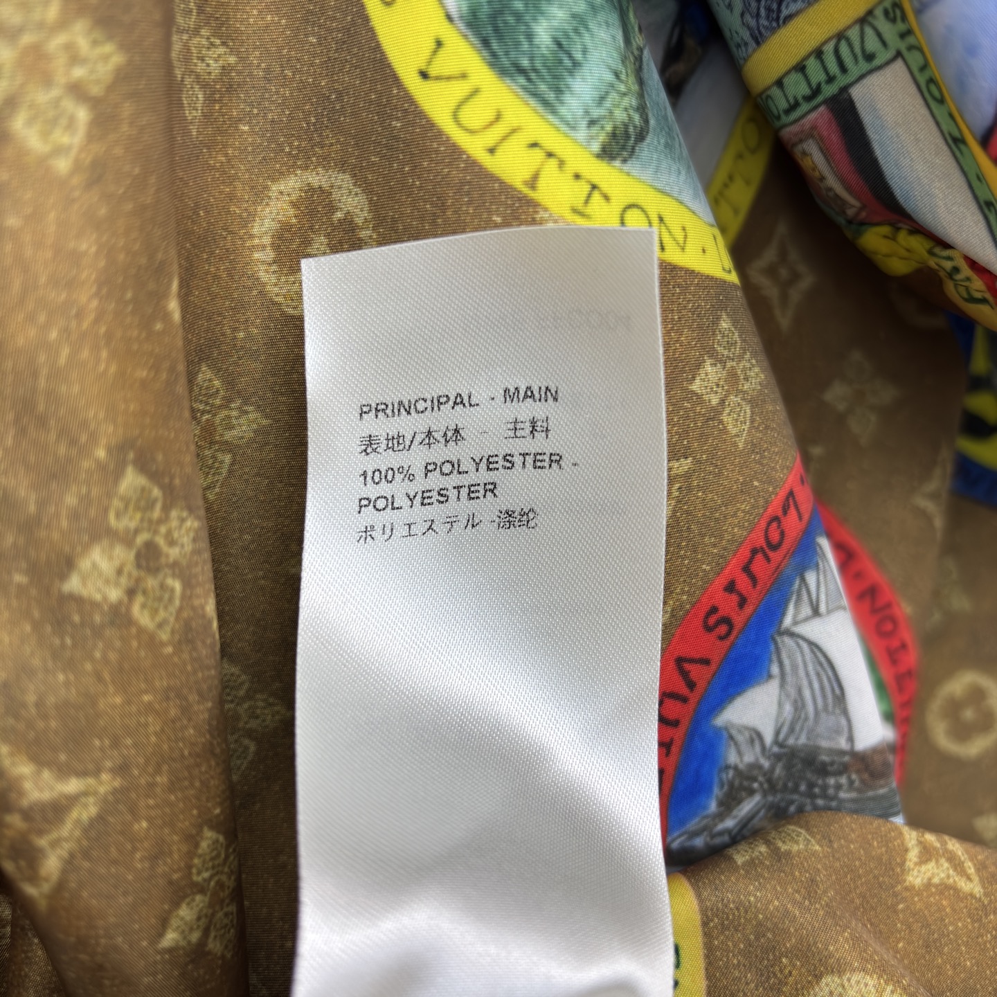 L家 25秋冬 字母连帽夹克 太有设计感了 经典老花融合多彩环球插画 连帽设计休闲又时髦 潮流与奢华感直