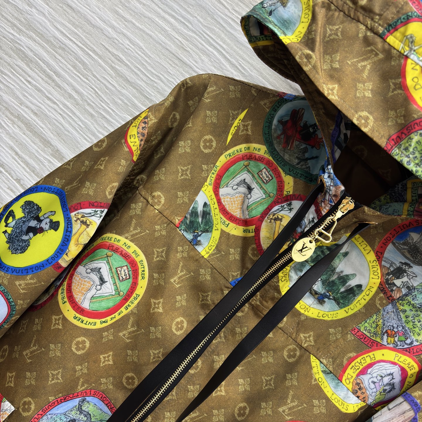 L家 25秋冬 字母连帽夹克 太有设计感了 经典老花融合多彩环球插画 连帽设计休闲又时髦 潮流与奢华感直