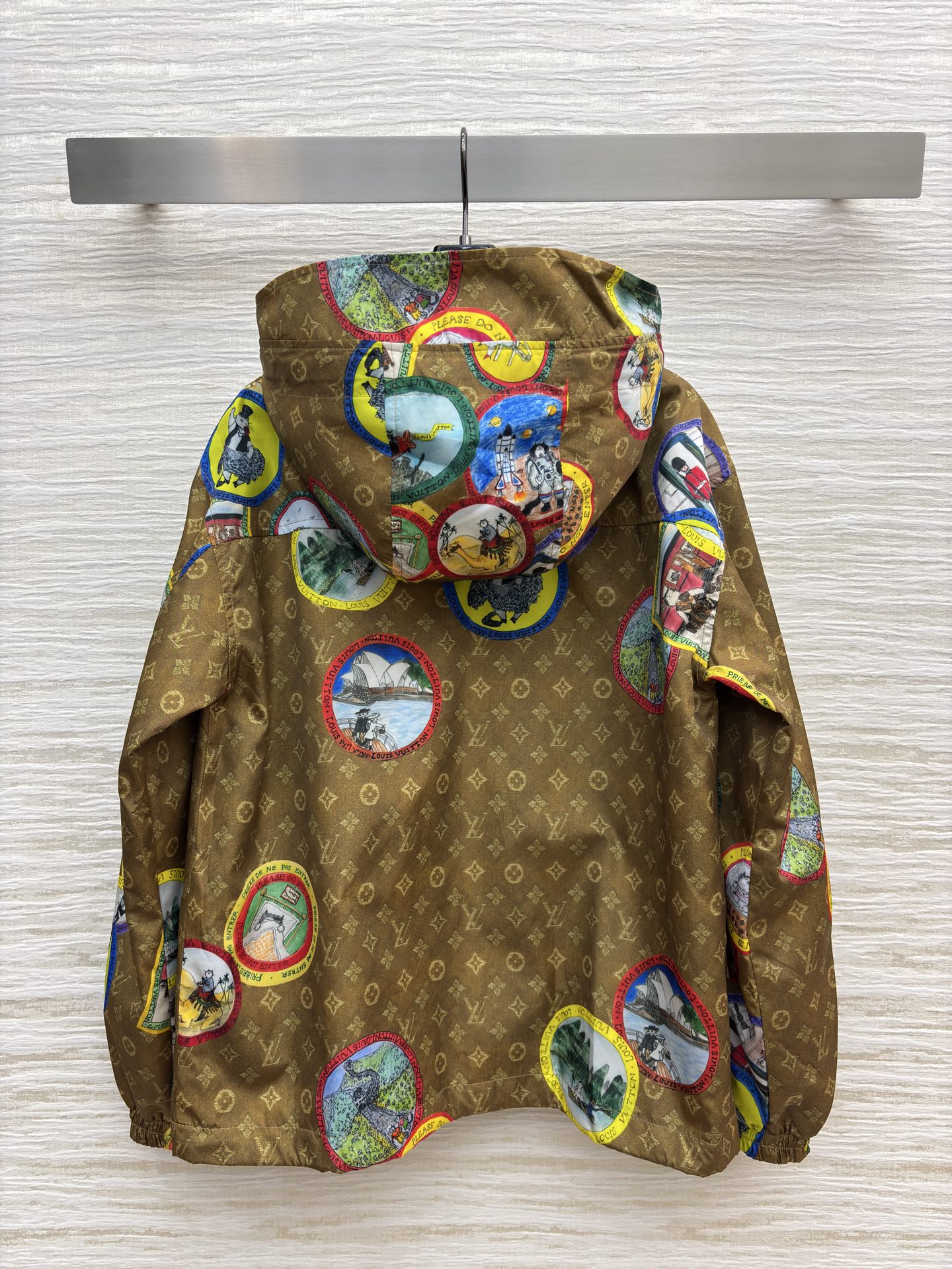 L家 25秋冬 字母连帽夹克 太有设计感了 经典老花融合多彩环球插画 连帽设计休闲又时髦 潮流与奢华感直