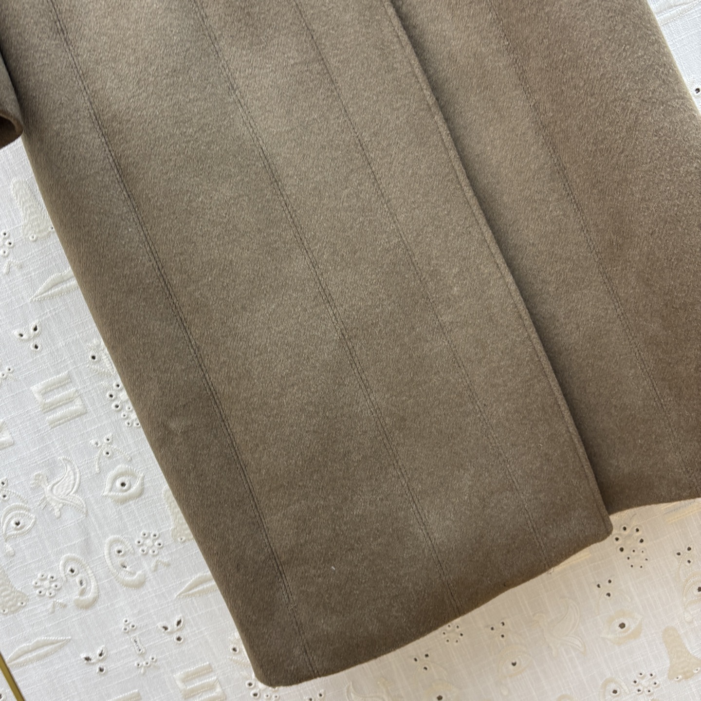 Sch 25秋冬 异形扣橄榄绿羊毛呢大衣 订制羊毛面料 邂逅异形扣细节 前襟双排扣是经典的优雅注脚 后背