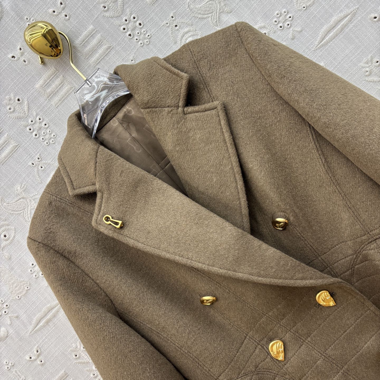 Sch 25秋冬 异形扣橄榄绿羊毛呢大衣 订制羊毛面料 邂逅异形扣细节 前襟双排扣是经典的优雅注脚 后背