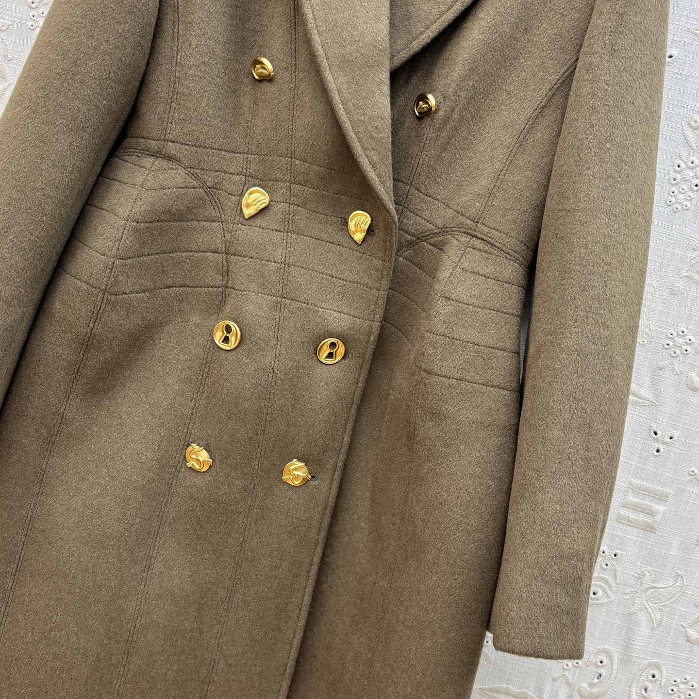 Sch 25秋冬 异形扣橄榄绿羊毛呢大衣 订制羊毛面料 邂逅异形扣细节 前襟双排扣是经典的优雅注脚 后背