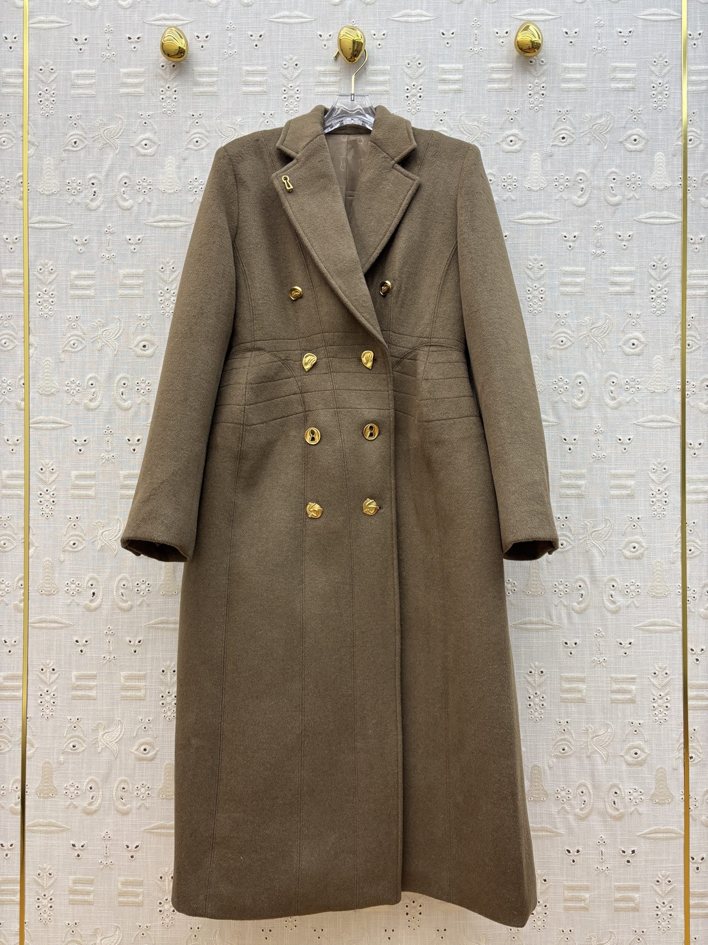 Sch 25秋冬 异形扣橄榄绿羊毛呢大衣 订制羊毛面料 邂逅异形扣细节 前襟双排扣是经典的优雅注脚 后背
