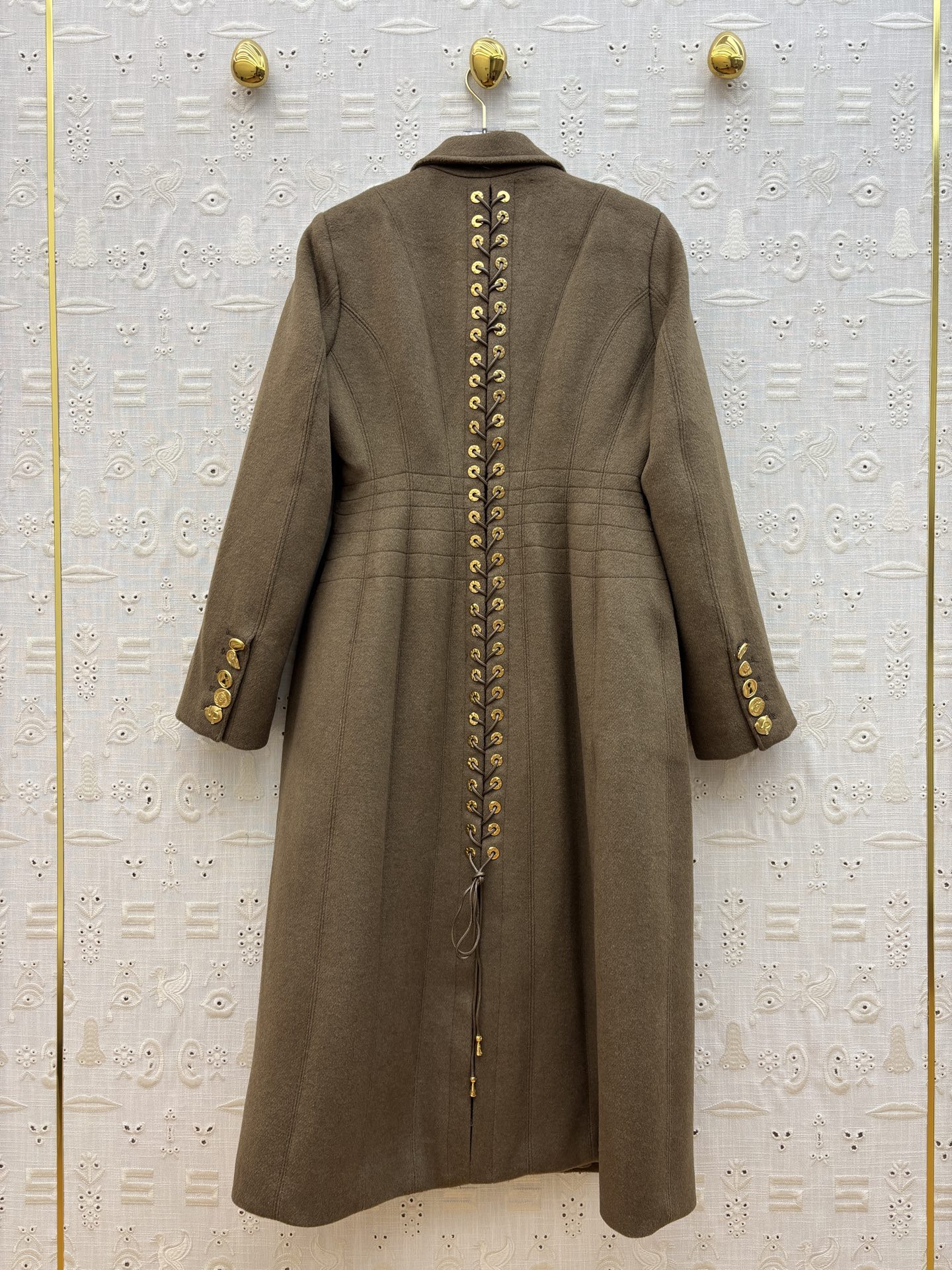 Sch 25秋冬 异形扣橄榄绿羊毛呢大衣 订制羊毛面料 邂逅异形扣细节 前襟双排扣是经典的优雅注脚 后背