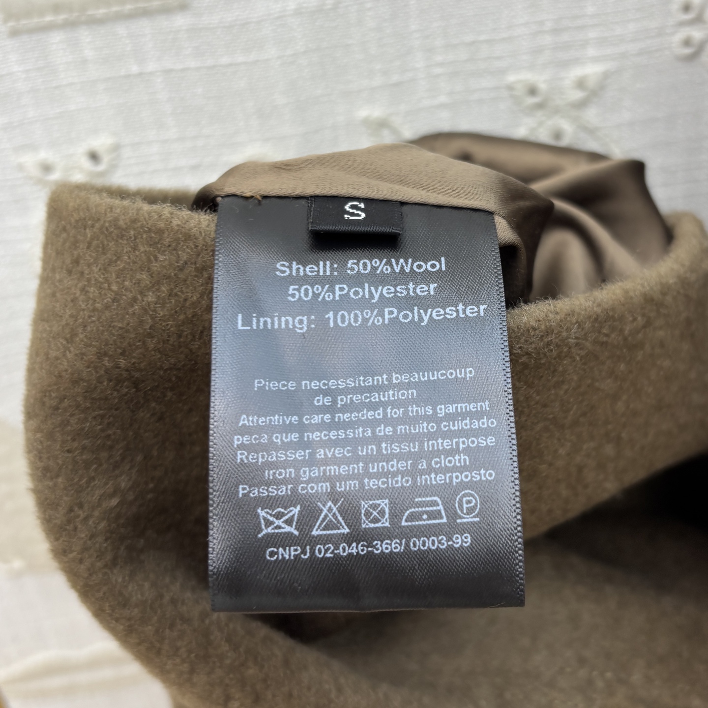 Sch 25秋冬 异形扣橄榄绿羊毛呢大衣 订制羊毛面料 邂逅异形扣细节 前襟双排扣是经典的优雅注脚 后背