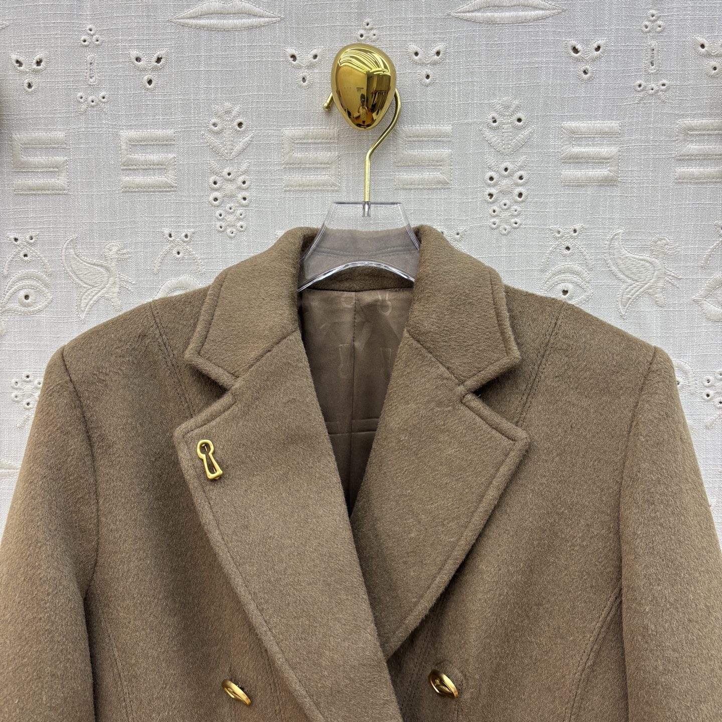 Sch 25秋冬 异形扣橄榄绿羊毛呢大衣 订制羊毛面料 邂逅异形扣细节 前襟双排扣是经典的优雅注脚 后背