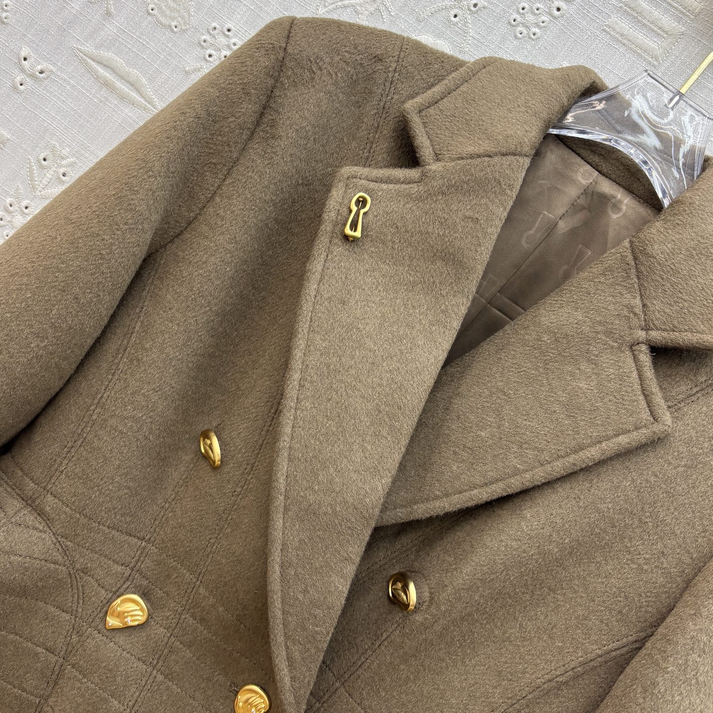 Sch 25秋冬 异形扣橄榄绿羊毛呢大衣 订制羊毛面料 邂逅异形扣细节 前襟双排扣是经典的优雅注脚 后背