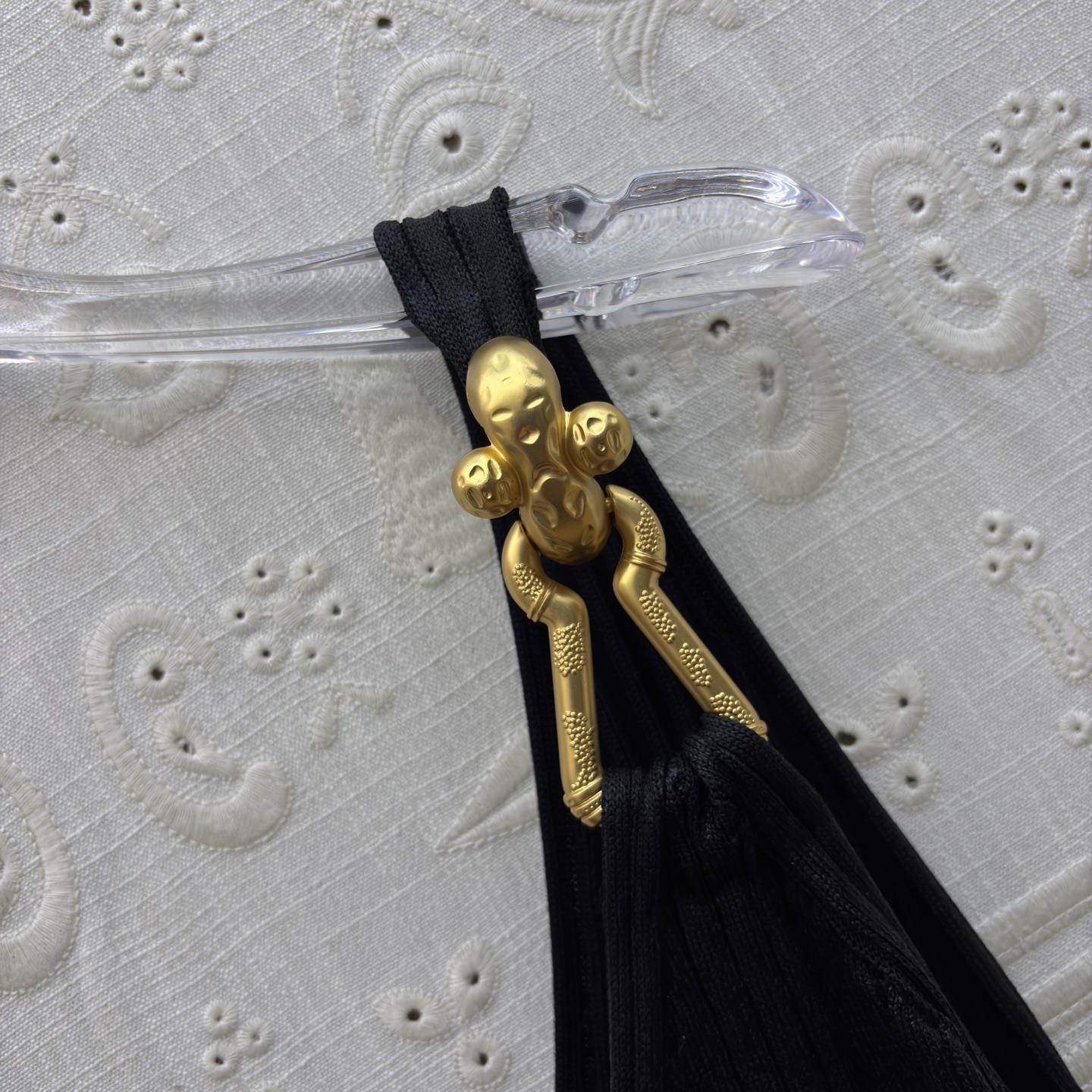 Sch 25秋冬 金属鎏金针织吊带裙 以金属链条肩带点睛 贴身剪裁勾勒曼妙曲线 搭配同色系手袋与叠戴金镯