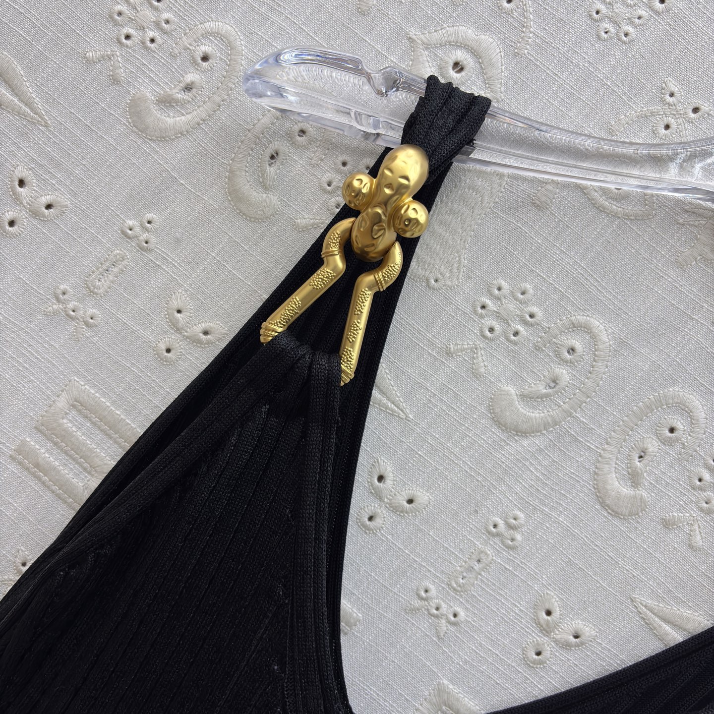 Sch 25秋冬 金属鎏金针织吊带裙 以金属链条肩带点睛 贴身剪裁勾勒曼妙曲线 搭配同色系手袋与叠戴金镯