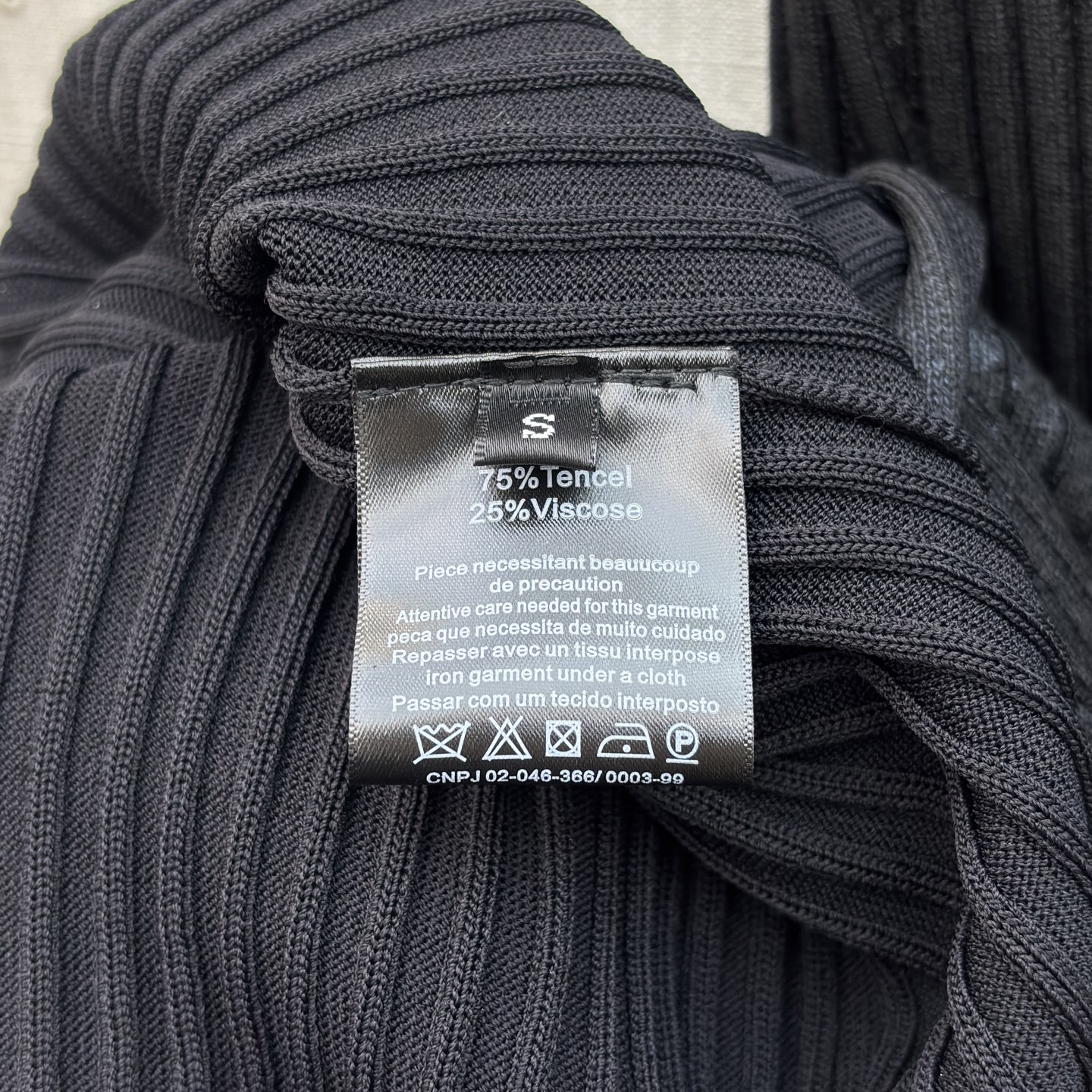 Sch 25秋冬 金属鎏金针织吊带裙 以金属链条肩带点睛 贴身剪裁勾勒曼妙曲线 搭配同色系手袋与叠戴金镯