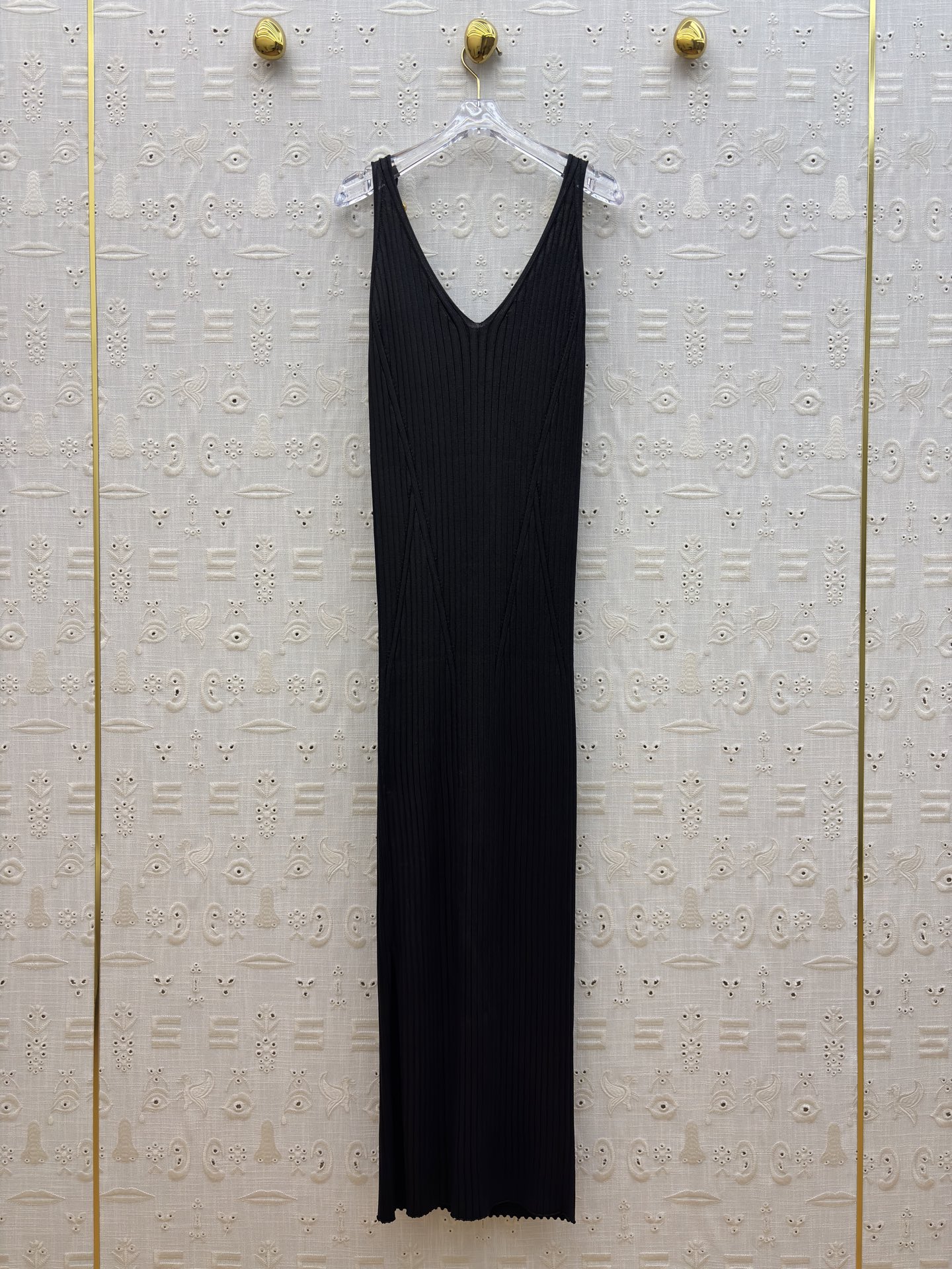 Sch 25秋冬 金属鎏金针织吊带裙 以金属链条肩带点睛 贴身剪裁勾勒曼妙曲线 搭配同色系手袋与叠戴金镯