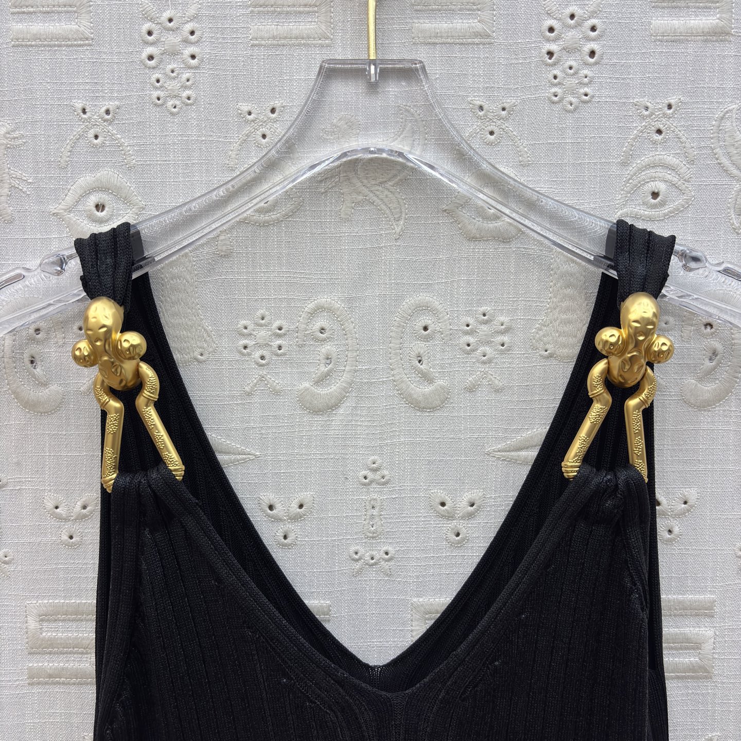 Sch 25秋冬 金属鎏金针织吊带裙 以金属链条肩带点睛 贴身剪裁勾勒曼妙曲线 搭配同色系手袋与叠戴金镯