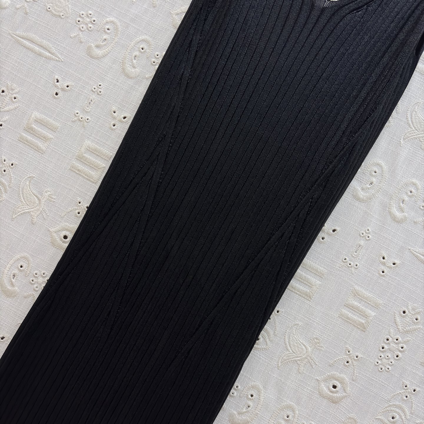 Sch 25秋冬 金属鎏金针织吊带裙 以金属链条肩带点睛 贴身剪裁勾勒曼妙曲线 搭配同色系手袋与叠戴金镯