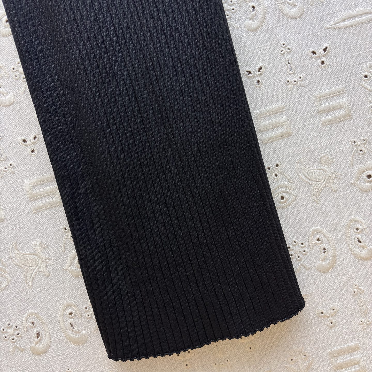 Sch 25秋冬 金属鎏金针织吊带裙 以金属链条肩带点睛 贴身剪裁勾勒曼妙曲线 搭配同色系手袋与叠戴金镯