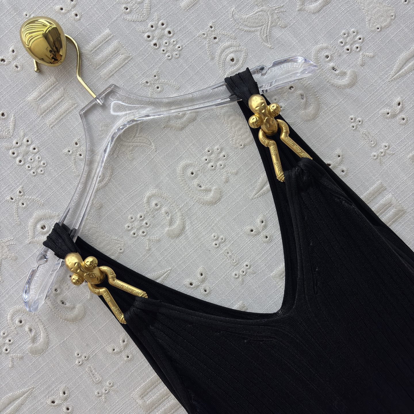 Sch 25秋冬 金属鎏金针织吊带裙 以金属链条肩带点睛 贴身剪裁勾勒曼妙曲线 搭配同色系手袋与叠戴金镯