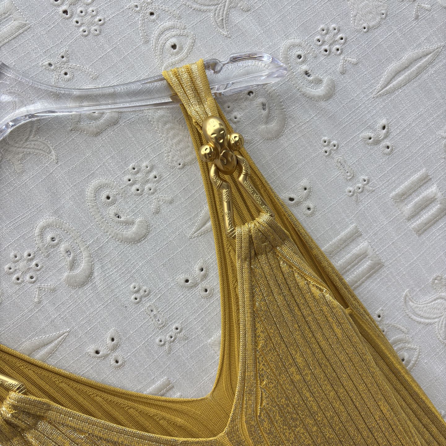 Sch 25秋冬 金属鎏金针织吊带裙 以金属链条肩带点睛 贴身剪裁勾勒曼妙曲线 搭配同色系手袋与叠戴金镯