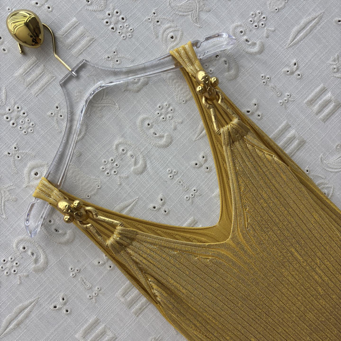 Sch 25秋冬 金属鎏金针织吊带裙 以金属链条肩带点睛 贴身剪裁勾勒曼妙曲线 搭配同色系手袋与叠戴金镯