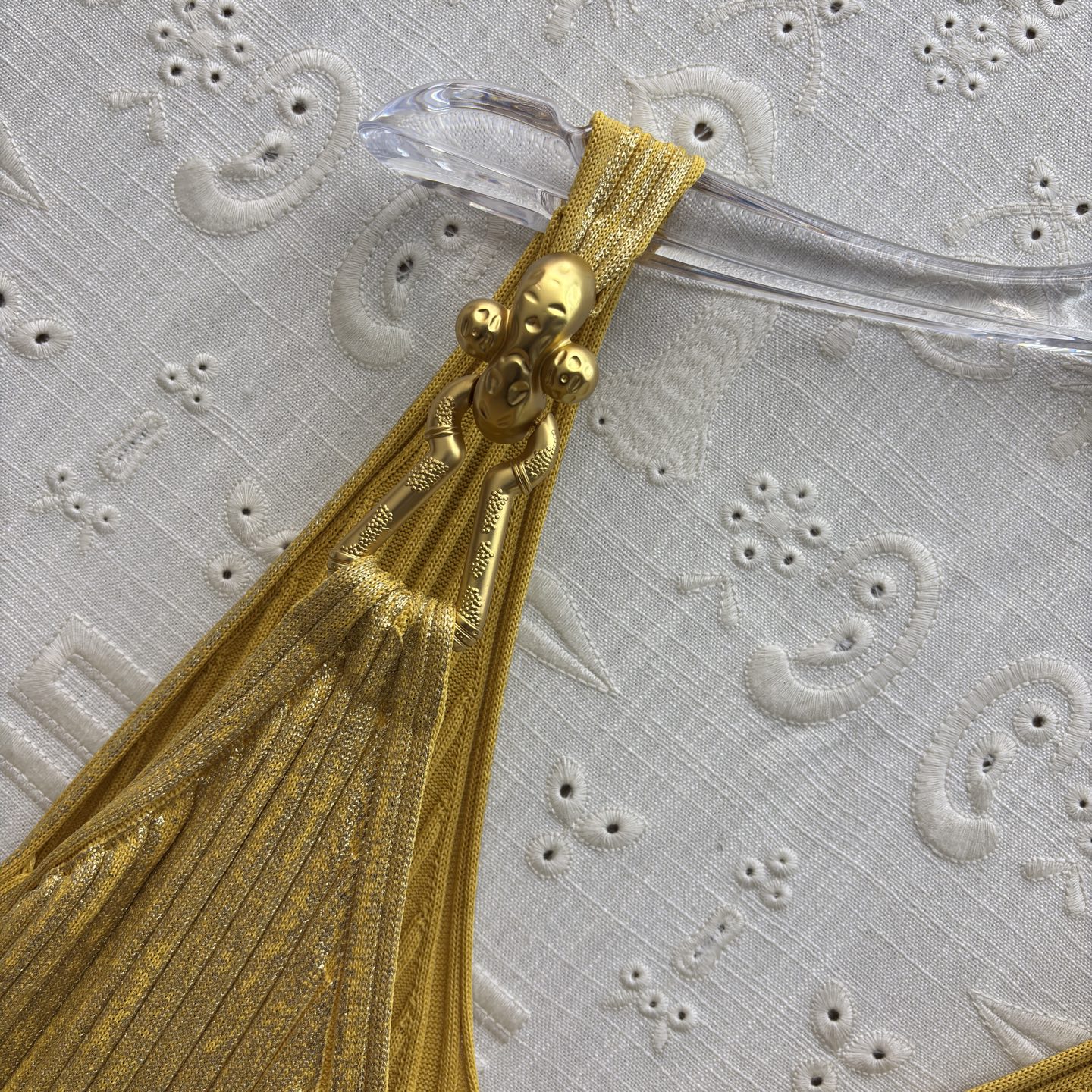 Sch 25秋冬 金属鎏金针织吊带裙 以金属链条肩带点睛 贴身剪裁勾勒曼妙曲线 搭配同色系手袋与叠戴金镯