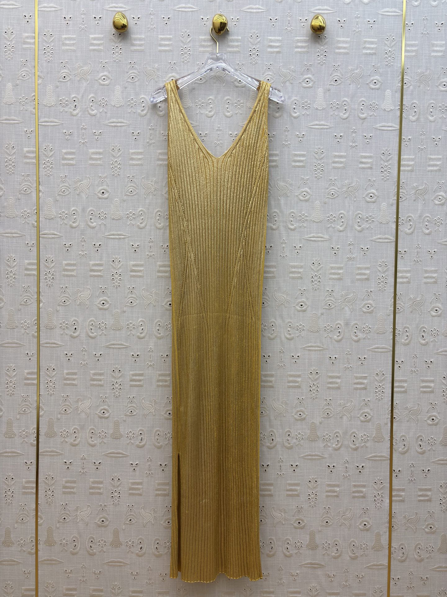 Sch 25秋冬 金属鎏金针织吊带裙 以金属链条肩带点睛 贴身剪裁勾勒曼妙曲线 搭配同色系手袋与叠戴金镯