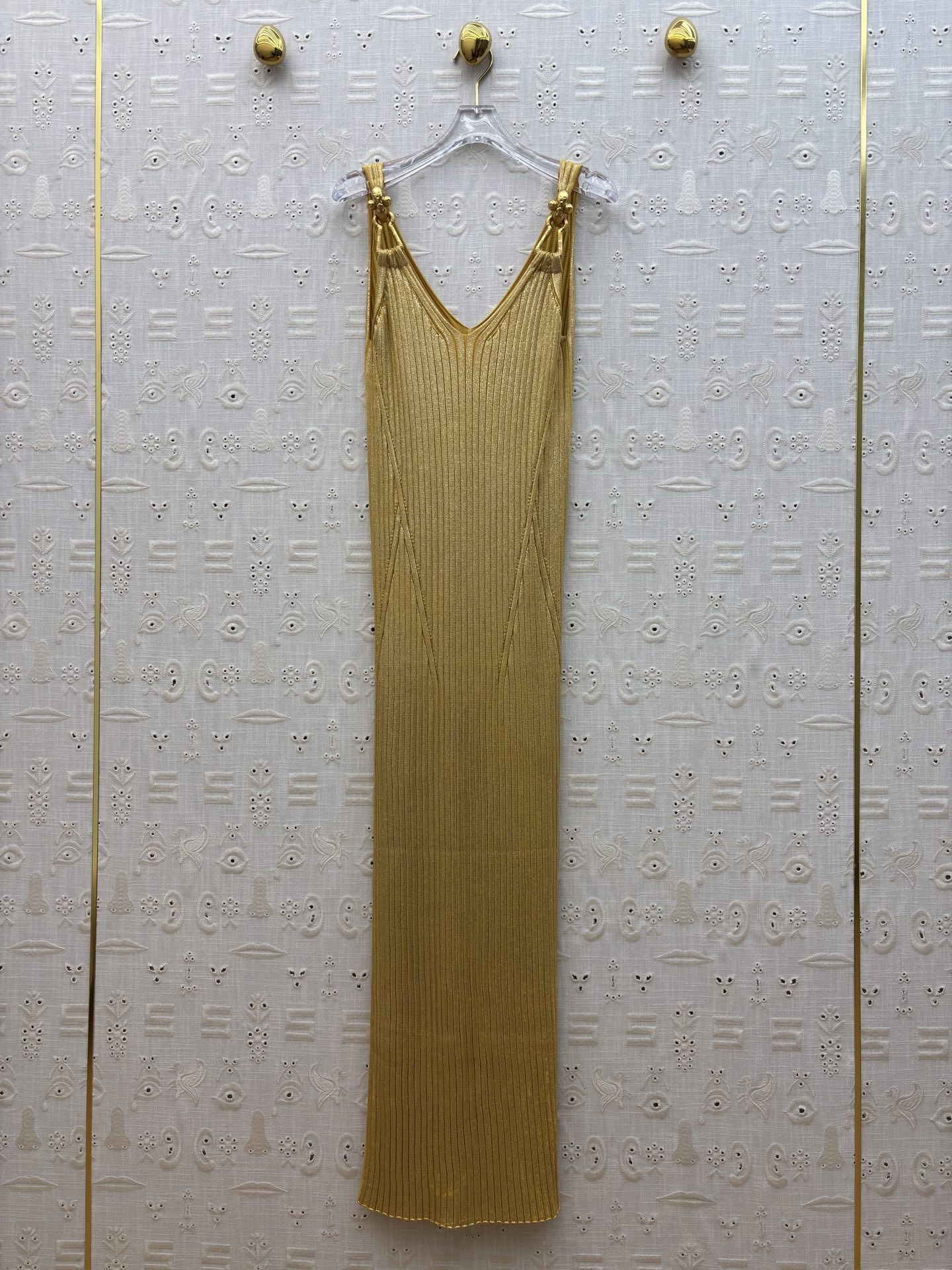 Sch 25秋冬 金属鎏金针织吊带裙 以金属链条肩带点睛 贴身剪裁勾勒曼妙曲线 搭配同色系手袋与叠戴金镯