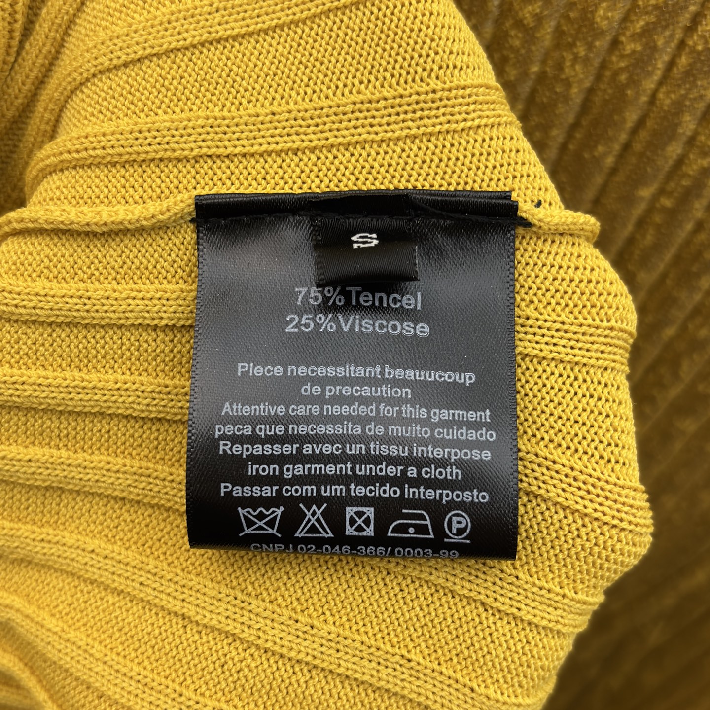 Sch 25秋冬 金属鎏金针织吊带裙 以金属链条肩带点睛 贴身剪裁勾勒曼妙曲线 搭配同色系手袋与叠戴金镯