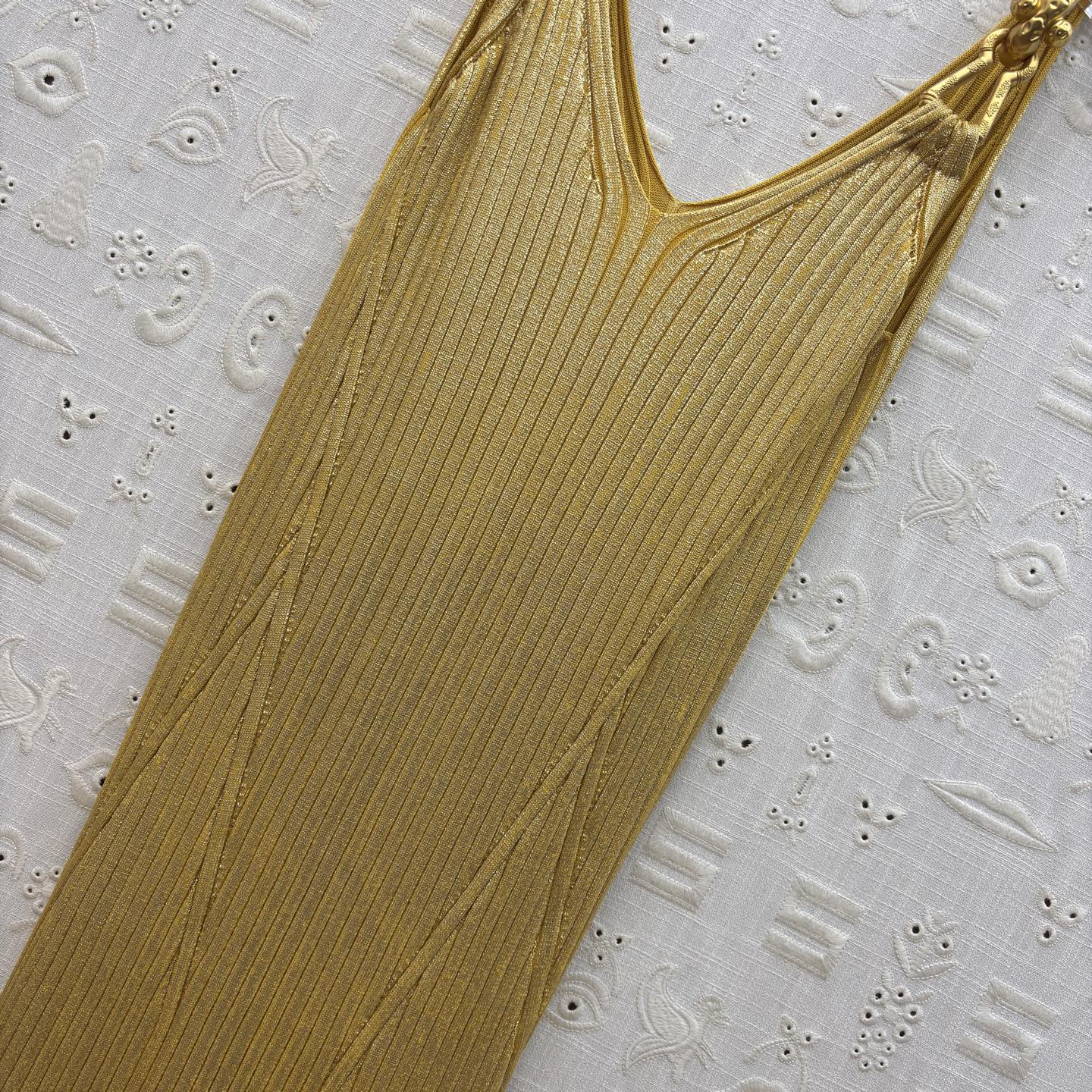 Sch 25秋冬 金属鎏金针织吊带裙 以金属链条肩带点睛 贴身剪裁勾勒曼妙曲线 搭配同色系手袋与叠戴金镯