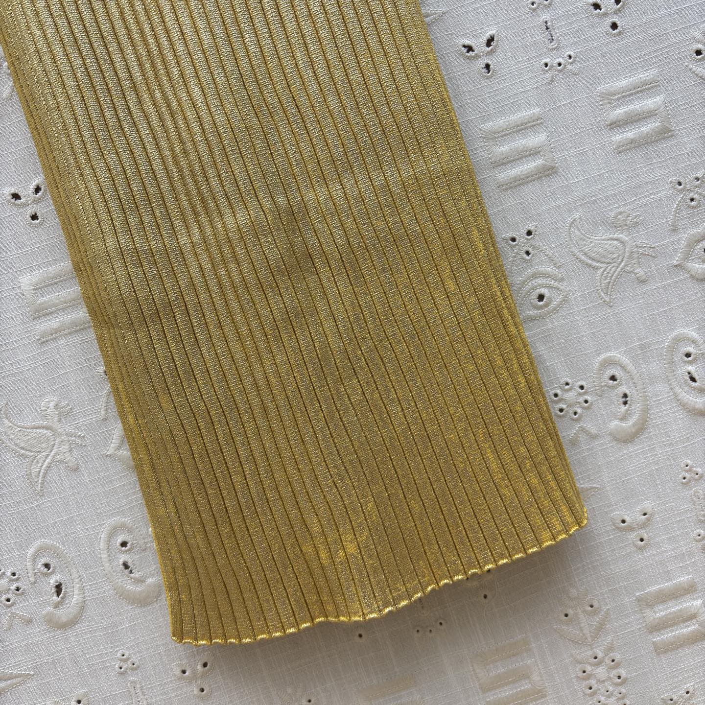 Sch 25秋冬 金属鎏金针织吊带裙 以金属链条肩带点睛 贴身剪裁勾勒曼妙曲线 搭配同色系手袋与叠戴金镯