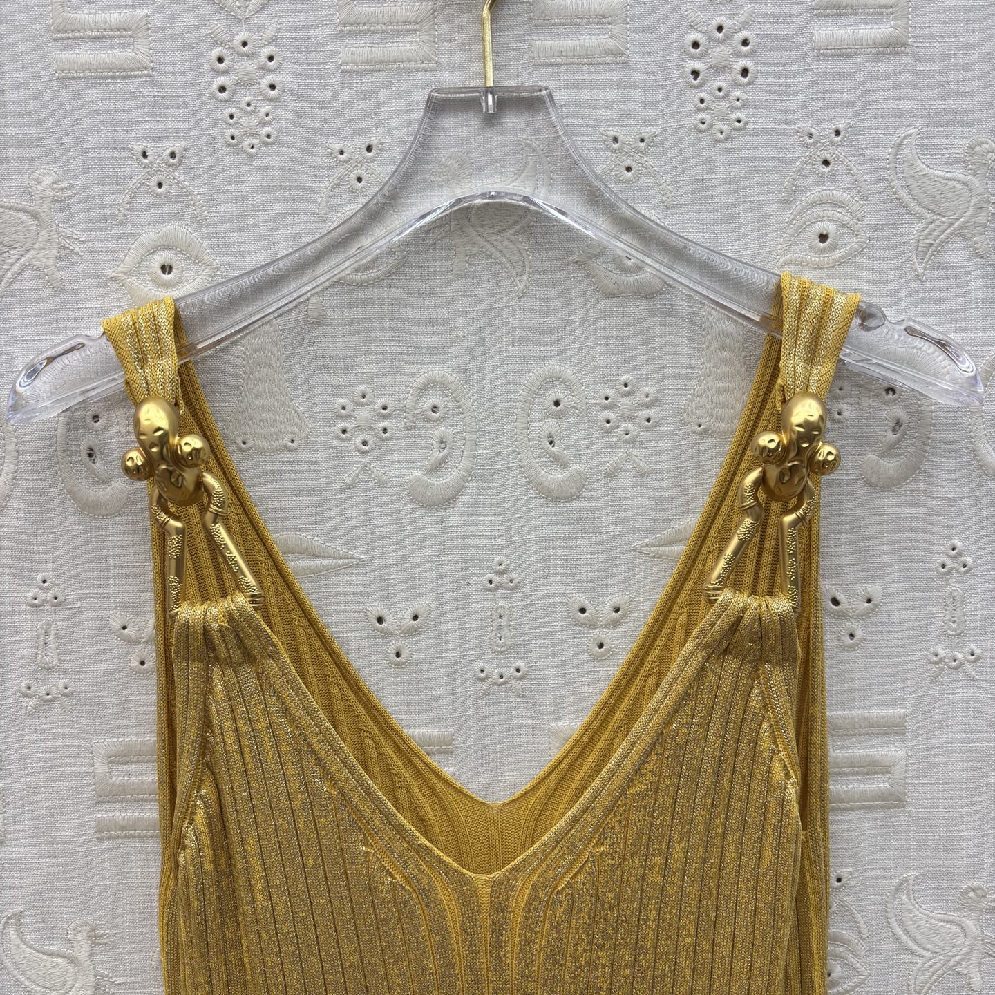 Sch 25秋冬 金属鎏金针织吊带裙 以金属链条肩带点睛 贴身剪裁勾勒曼妙曲线 搭配同色系手袋与叠戴金镯