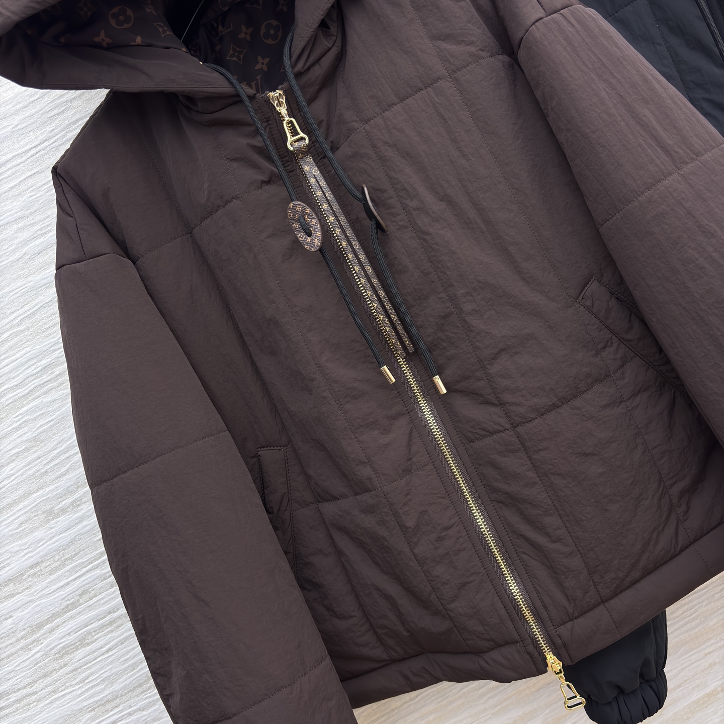 L家 25秋冬新款 连帽棉服外套 胸前老花徽标拉头点缀 宽松廓形剪裁 上身轻松拉长身材比例 遮肉显瘦绝绝