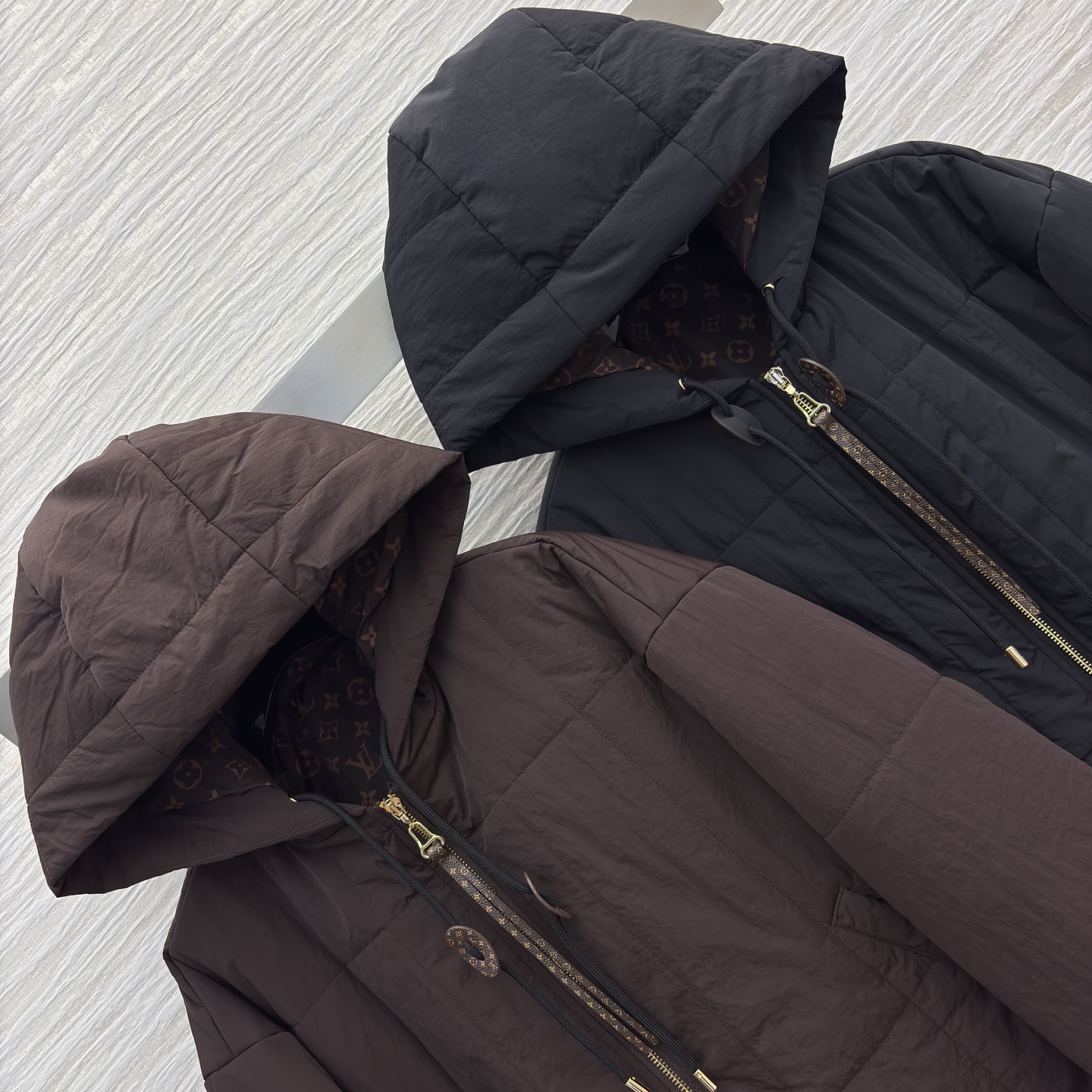 L家 25秋冬新款 连帽棉服外套 胸前老花徽标拉头点缀 宽松廓形剪裁 上身轻松拉长身材比例 遮肉显瘦绝绝