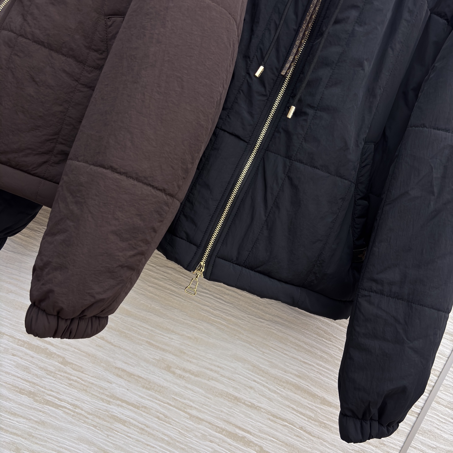 L家 25秋冬新款 连帽棉服外套 胸前老花徽标拉头点缀 宽松廓形剪裁 上身轻松拉长身材比例 遮肉显瘦绝绝